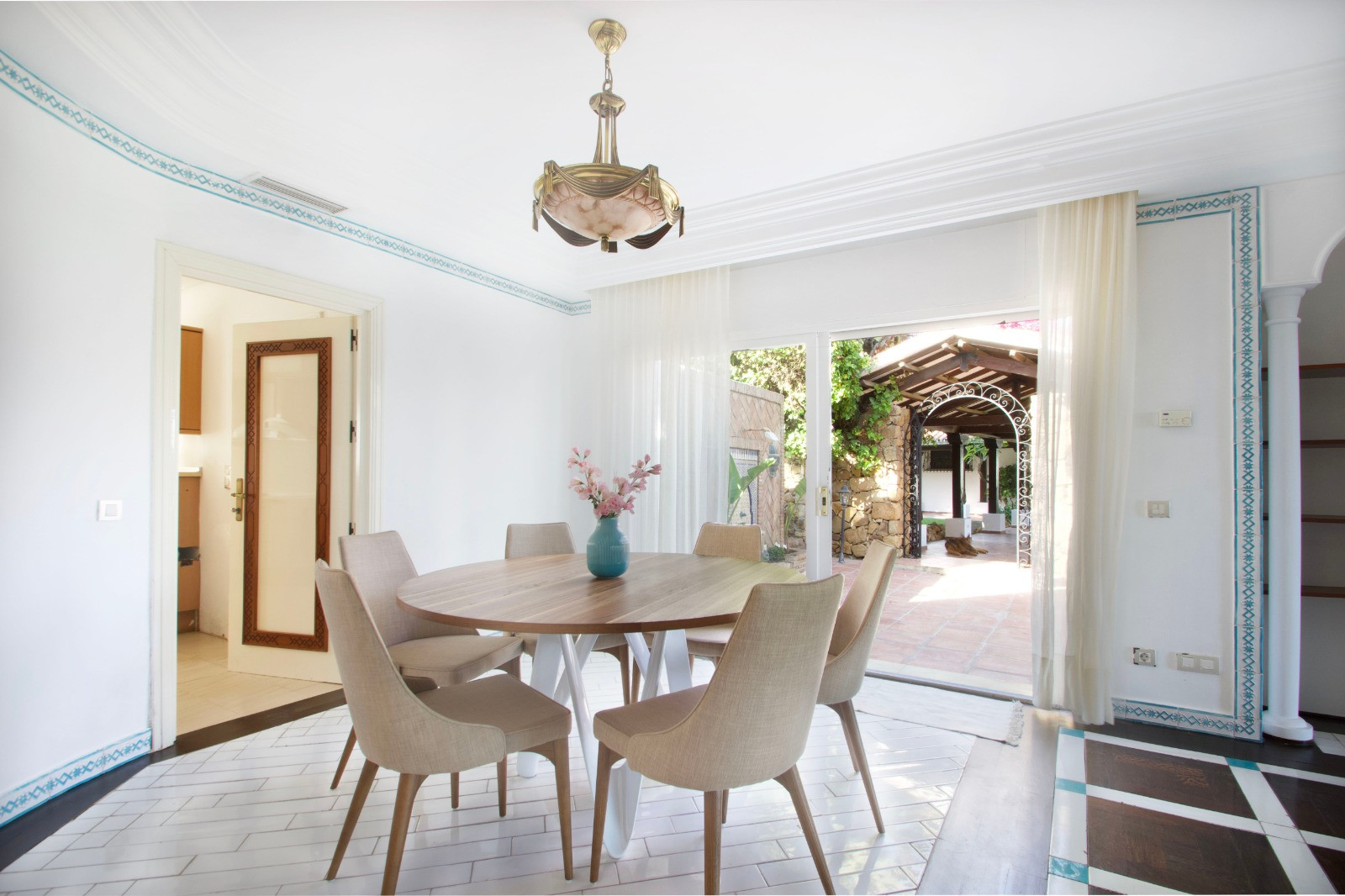 Villa única frente a la playa situada en la dirección más deseable de Marbella, La Milla de Oro. en Marbella Golden Mile