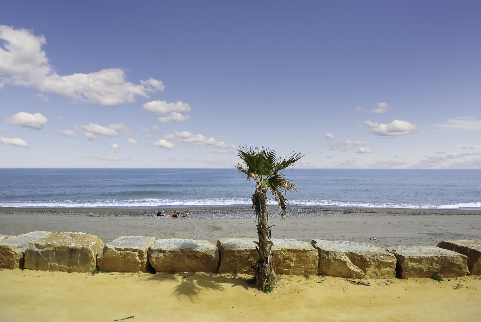 Villa única frente a la playa situada en la dirección más deseable de Marbella, La Milla de Oro. en Marbella Golden Mile