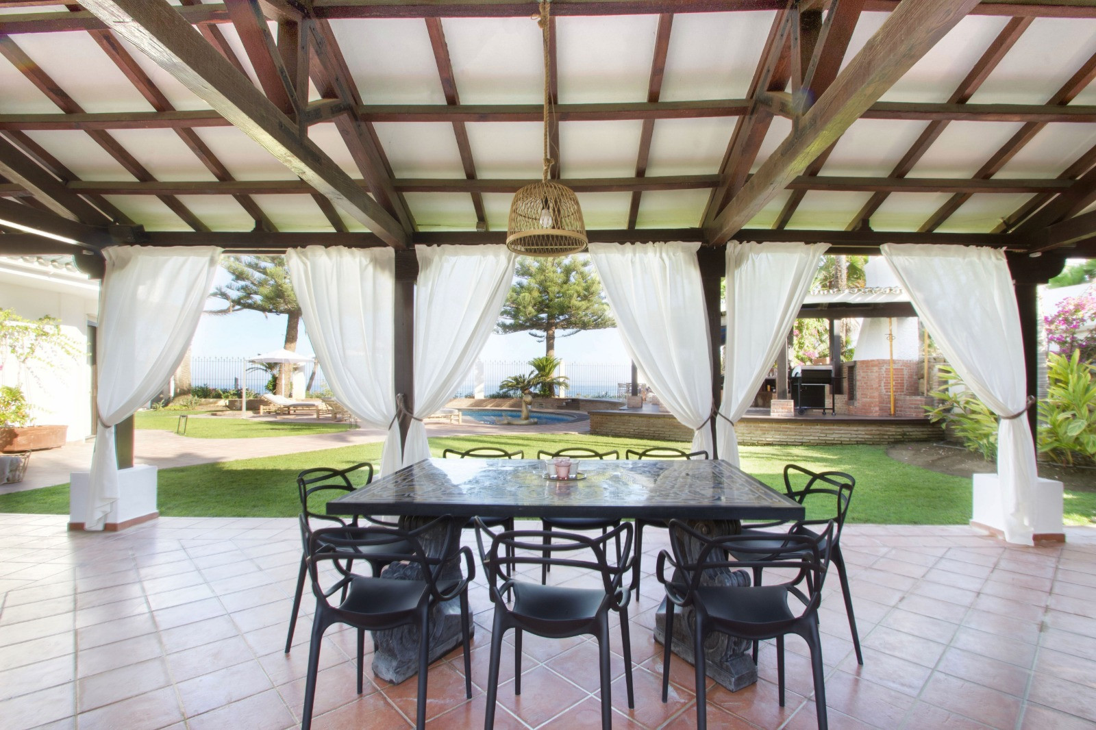 Villa única frente a la playa situada en la dirección más deseable de Marbella, La Milla de Oro. en Marbella Golden Mile