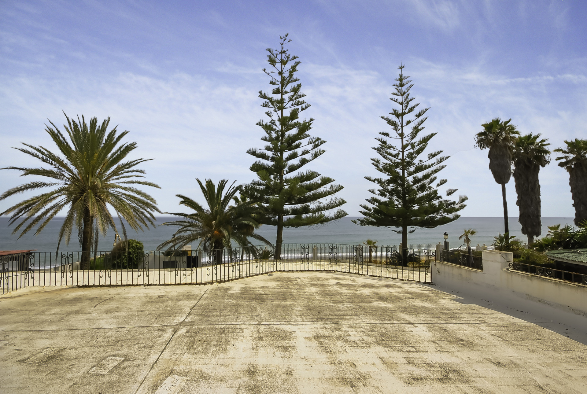 Villa única frente a la playa situada en la dirección más deseable de Marbella, La Milla de Oro. en Marbella Golden Mile