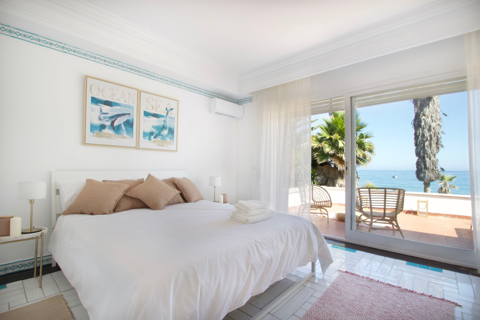 Villa única frente a la playa situada en la dirección más deseable de Marbella, La Milla de Oro. en Marbella Golden Mile