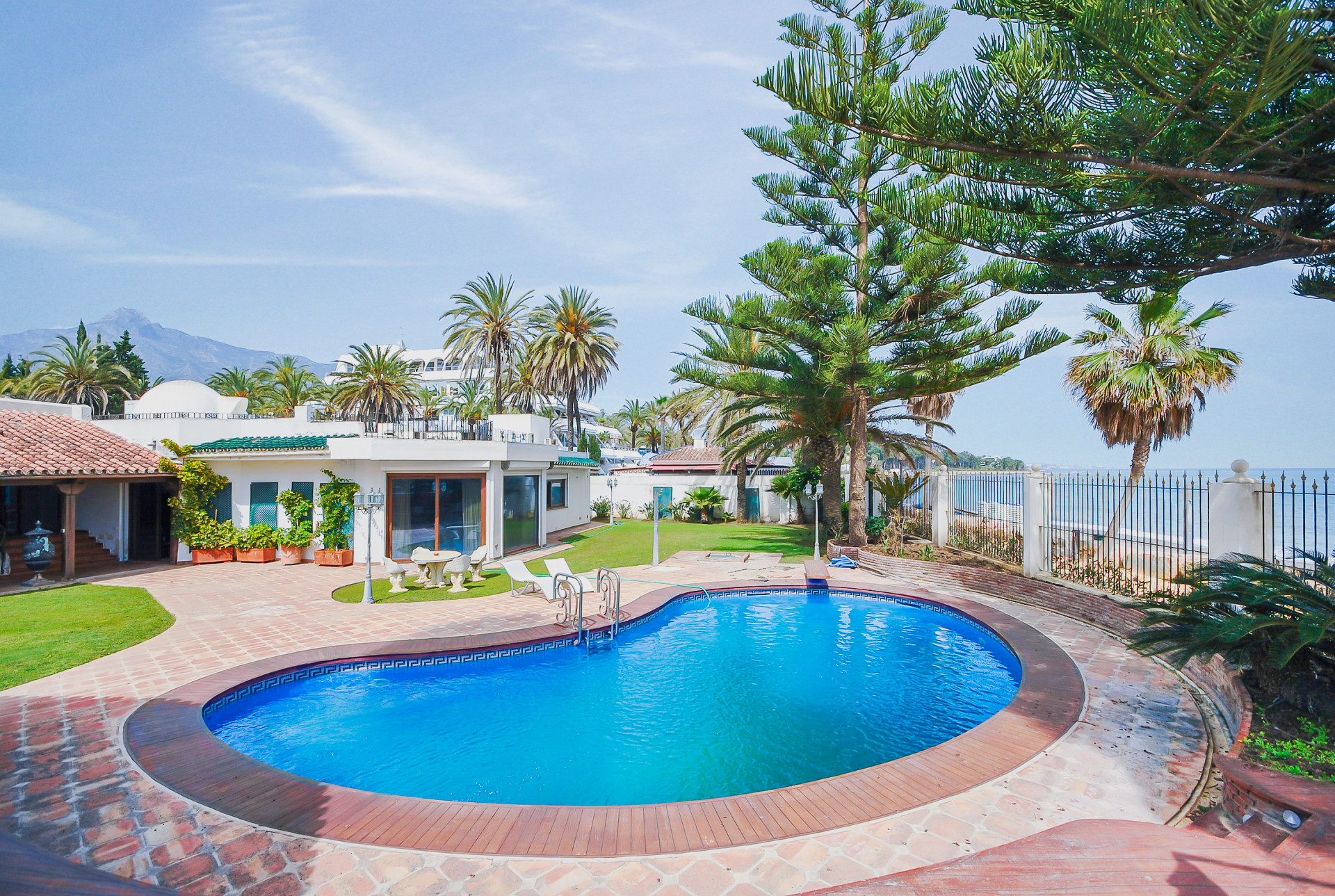Villa única frente a la playa situada en la dirección más deseable de Marbella, La Milla de Oro. en Marbella Golden Mile
