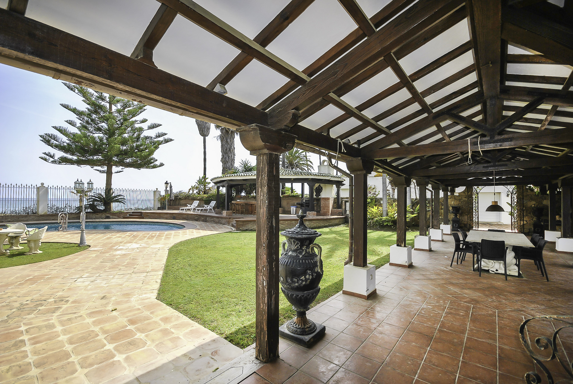 Villa única frente a la playa situada en la dirección más deseable de Marbella, La Milla de Oro. en Marbella Golden Mile