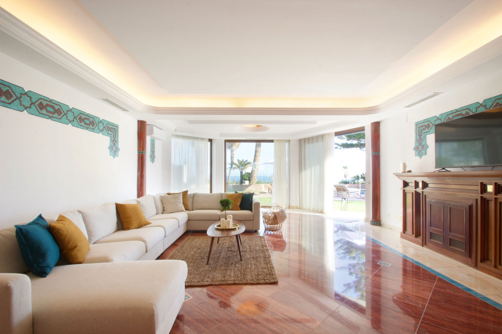 Villa única frente a la playa situada en la dirección más deseable de Marbella, La Milla de Oro. en Marbella Golden Mile