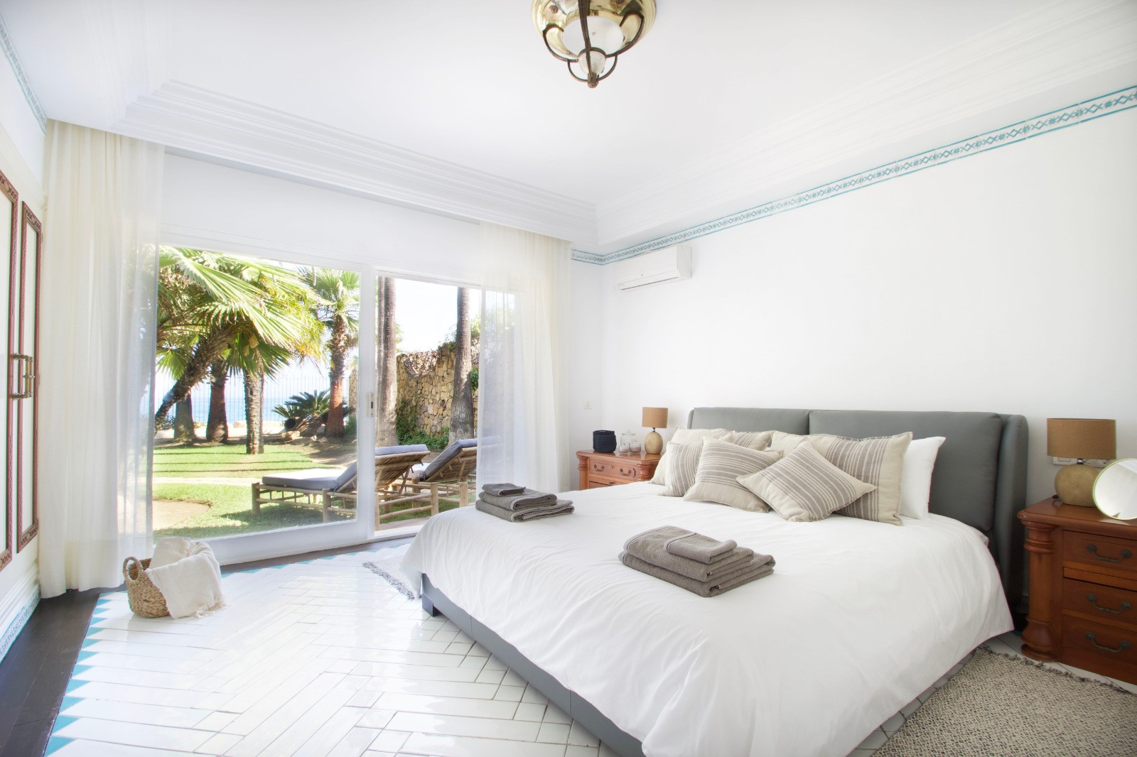 Villa única frente a la playa situada en la dirección más deseable de Marbella, La Milla de Oro. en Marbella Golden Mile