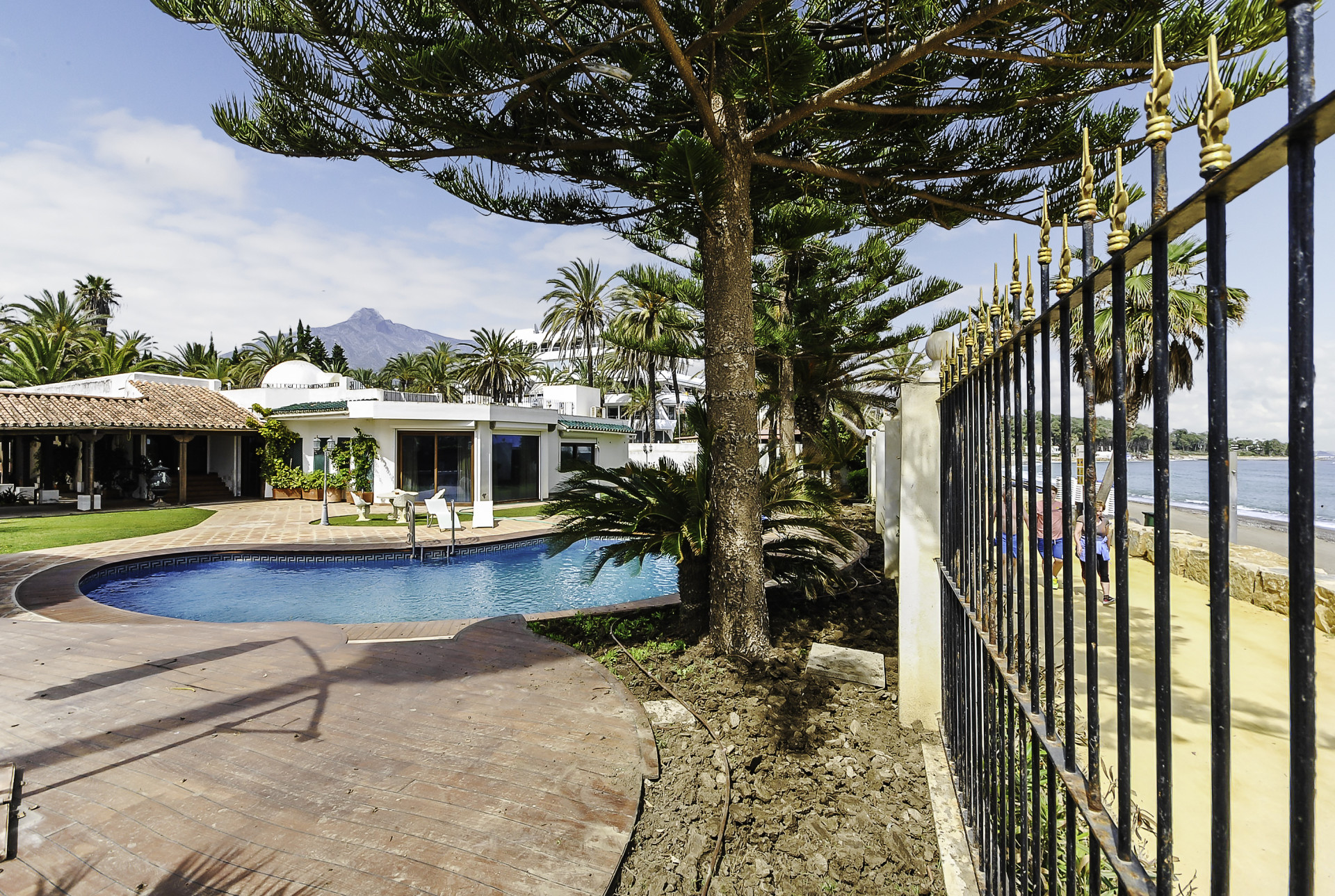 Villa única frente a la playa situada en la dirección más deseable de Marbella, La Milla de Oro. en Marbella Golden Mile