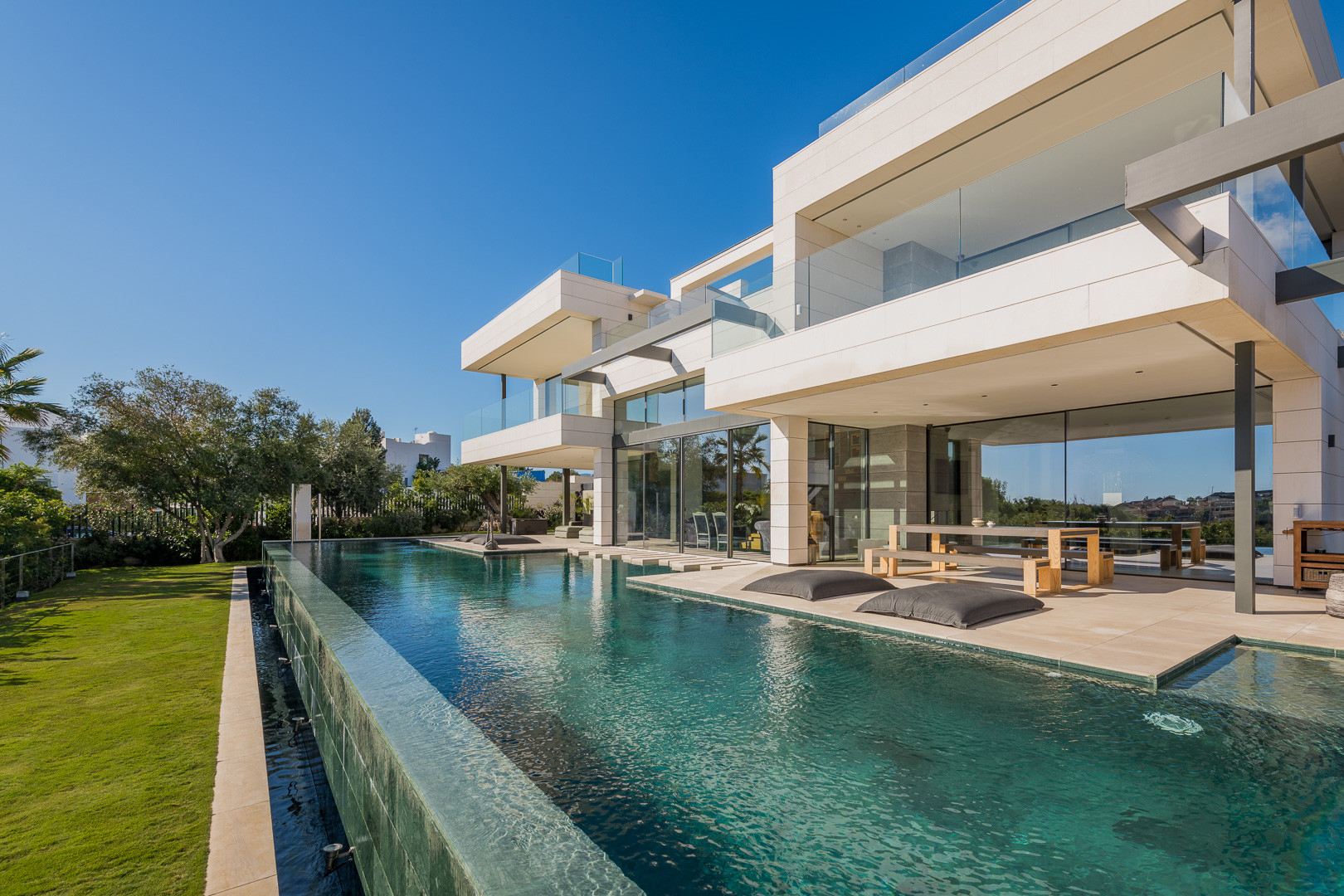 Villa for rent in <i>Lomas del Virrey, </i>Marbella Golden Mile