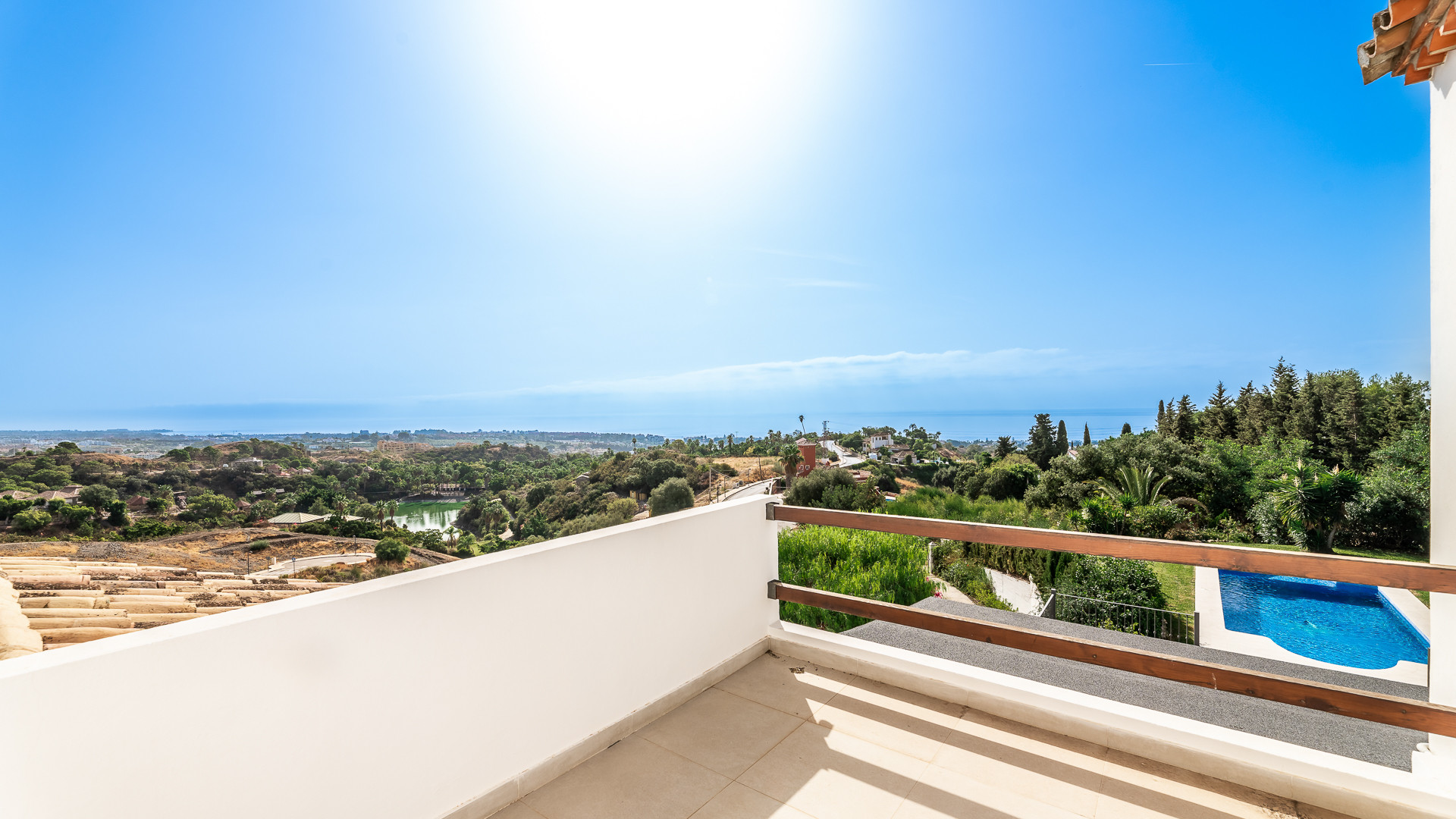 Villa de style andalou avec belle vue sur la mer et la montagne dans la région de Selwo à Estepona