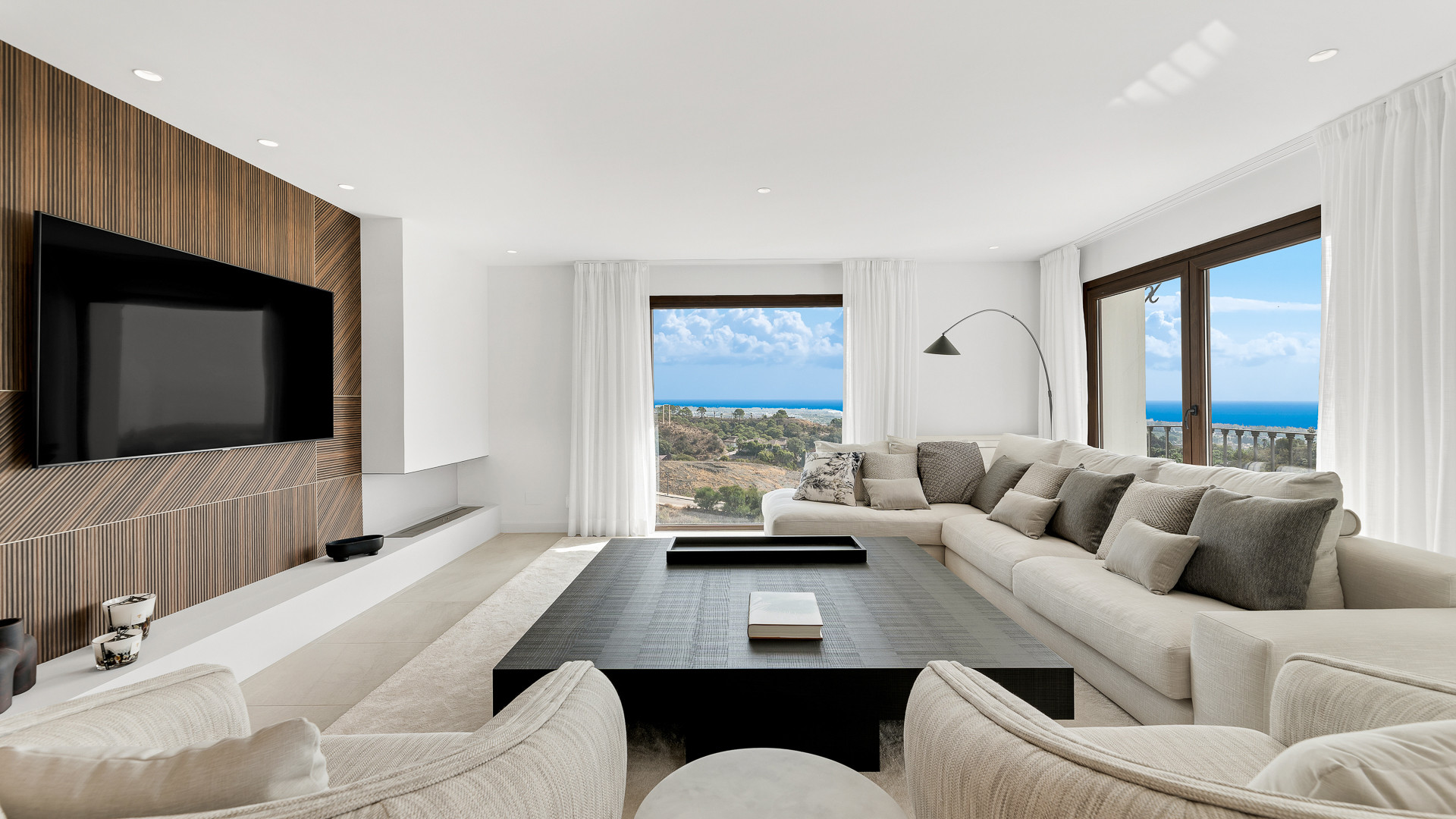 Villa de style andalou avec belle vue sur la mer et la montagne dans la région de Selwo à Estepona
