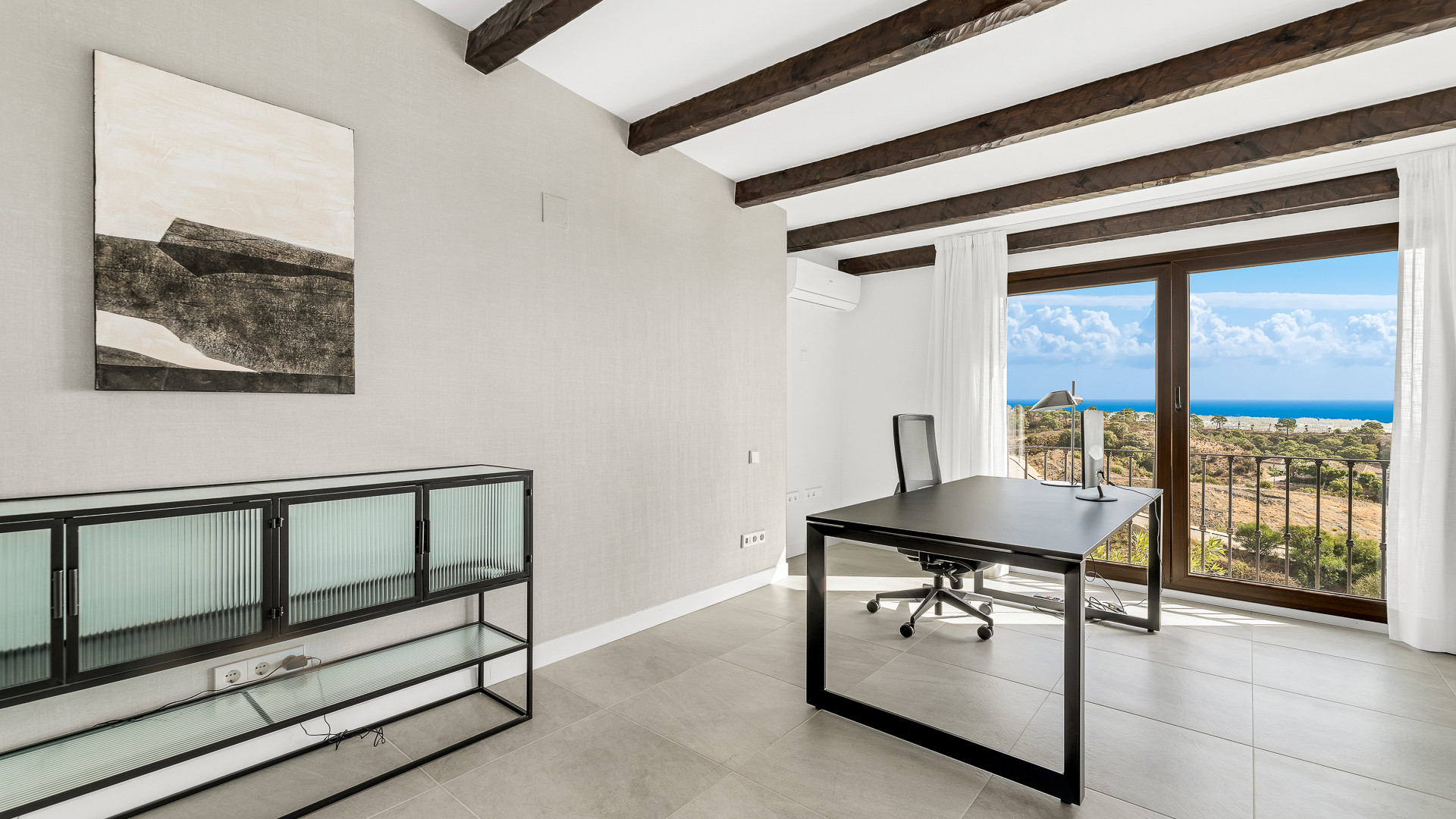 Villa de style andalou avec belle vue sur la mer et la montagne dans la région de Selwo à Estepona