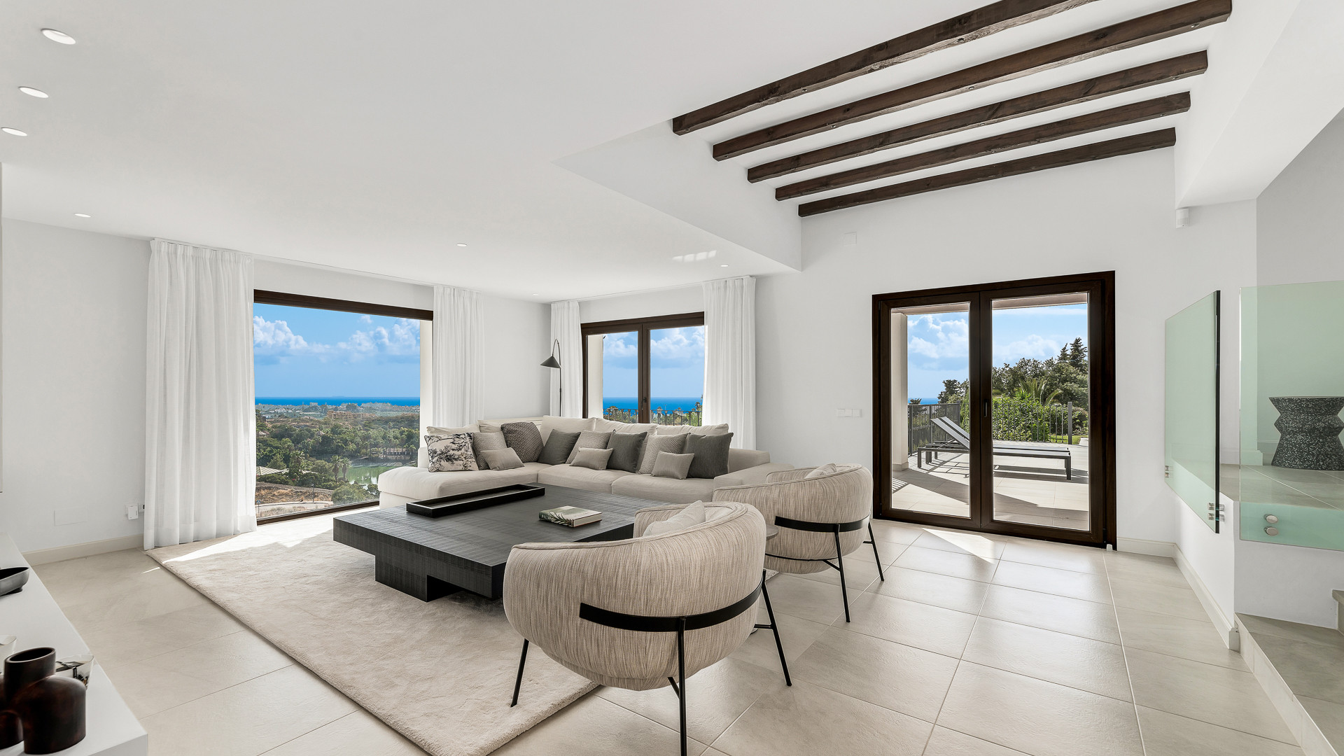Villa de style andalou avec belle vue sur la mer et la montagne dans la région de Selwo à Estepona