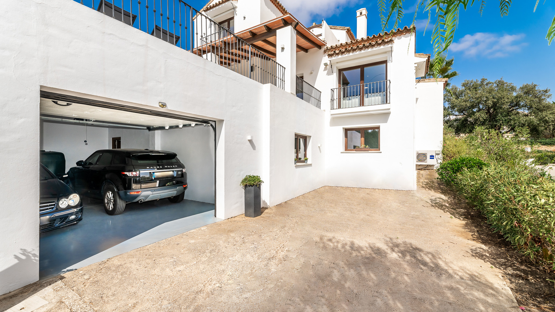 Villa de style andalou avec belle vue sur la mer et la montagne dans la région de Selwo à Estepona