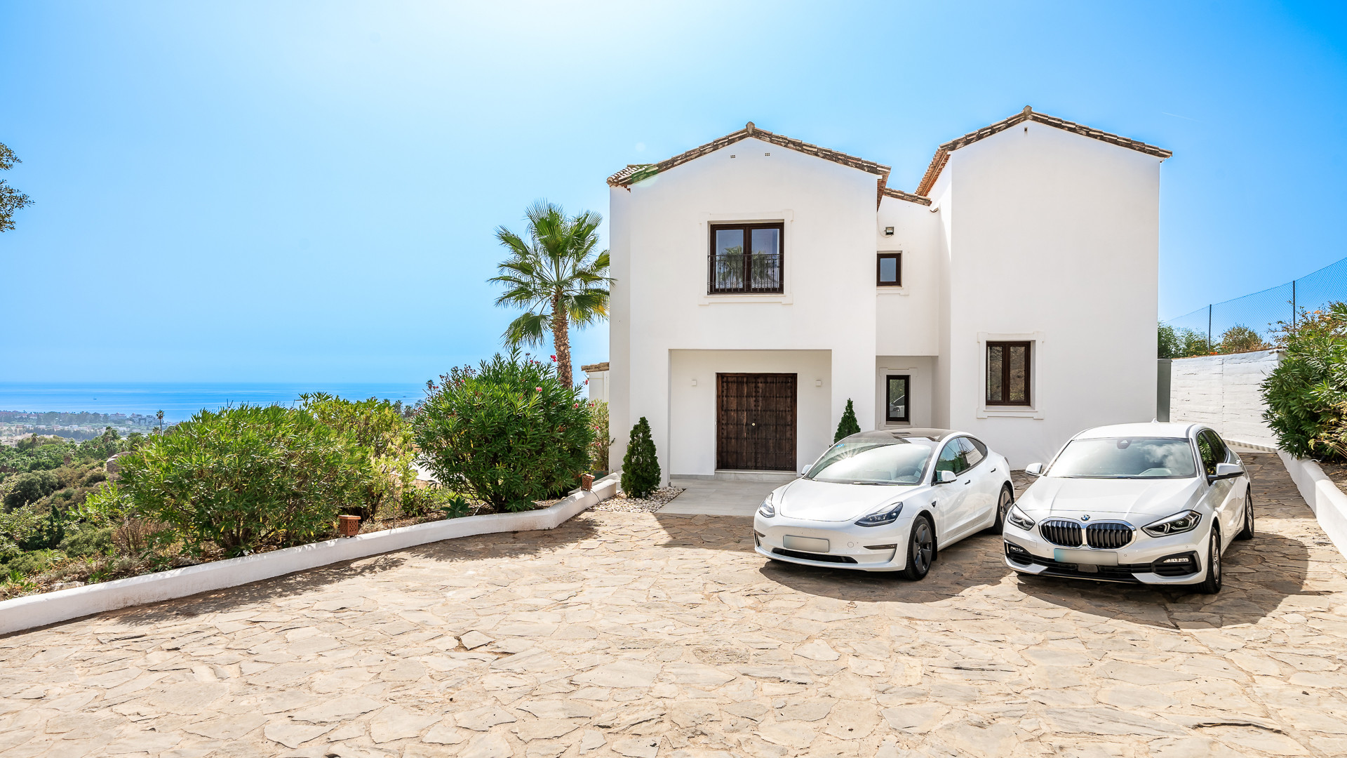 Villa de style andalou avec belle vue sur la mer et la montagne dans la région de Selwo à Estepona
