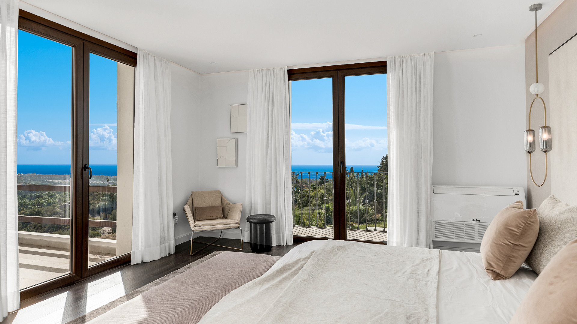 Villa de style andalou avec belle vue sur la mer et la montagne dans la région de Selwo à Estepona