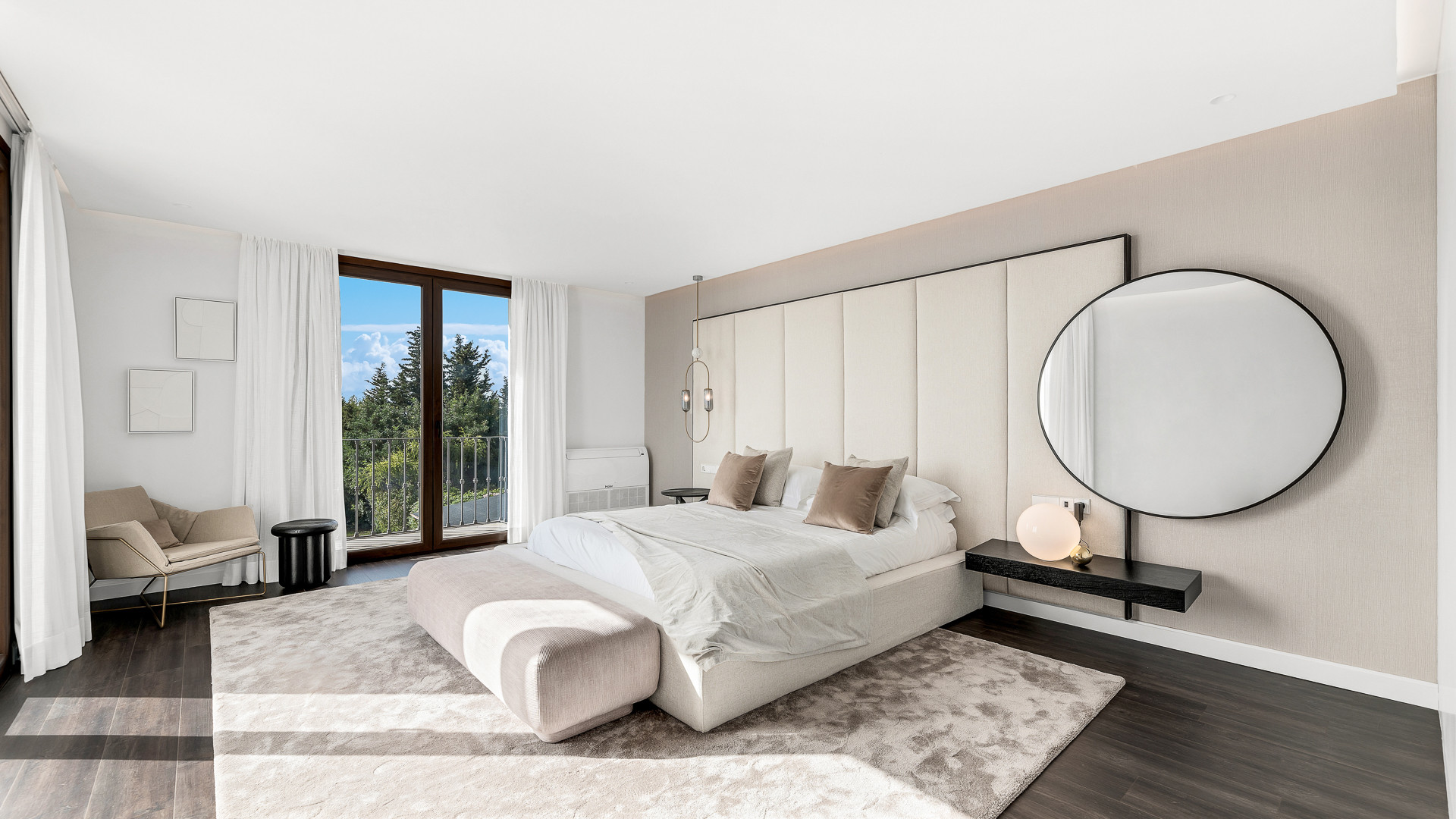 Villa de style andalou avec belle vue sur la mer et la montagne dans la région de Selwo à Estepona