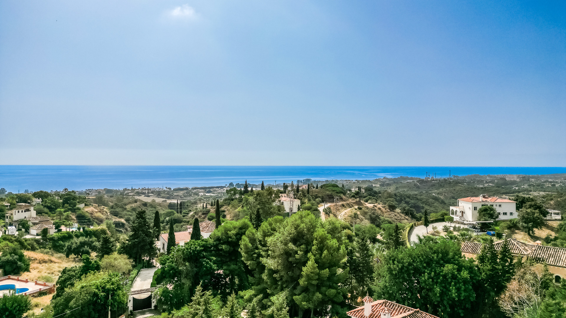 Villa de style andalou avec belle vue sur la mer et la montagne dans la région de Selwo à Estepona