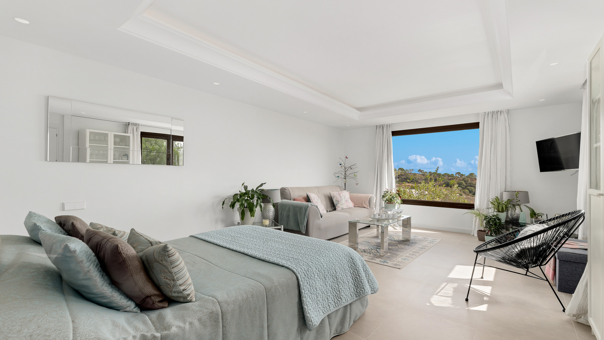 Villa de style andalou avec belle vue sur la mer et la montagne dans la région de Selwo à Estepona