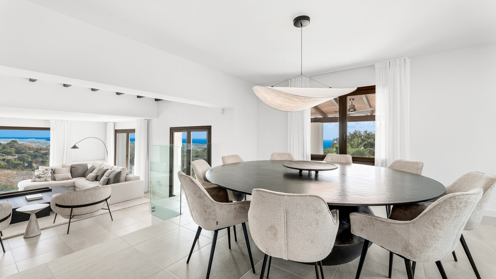 Villa de style andalou avec belle vue sur la mer et la montagne dans la région de Selwo à Estepona