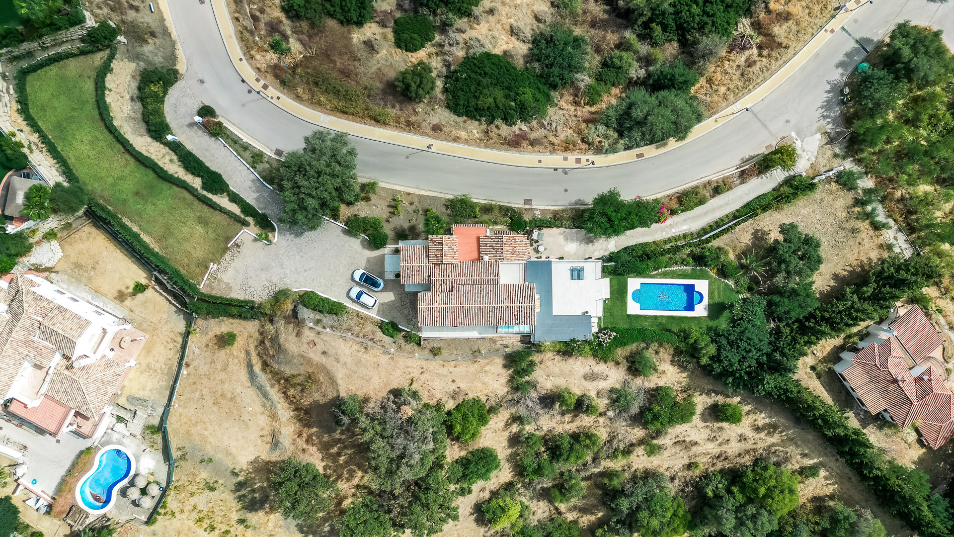 Villa de style andalou avec belle vue sur la mer et la montagne dans la région de Selwo à Estepona