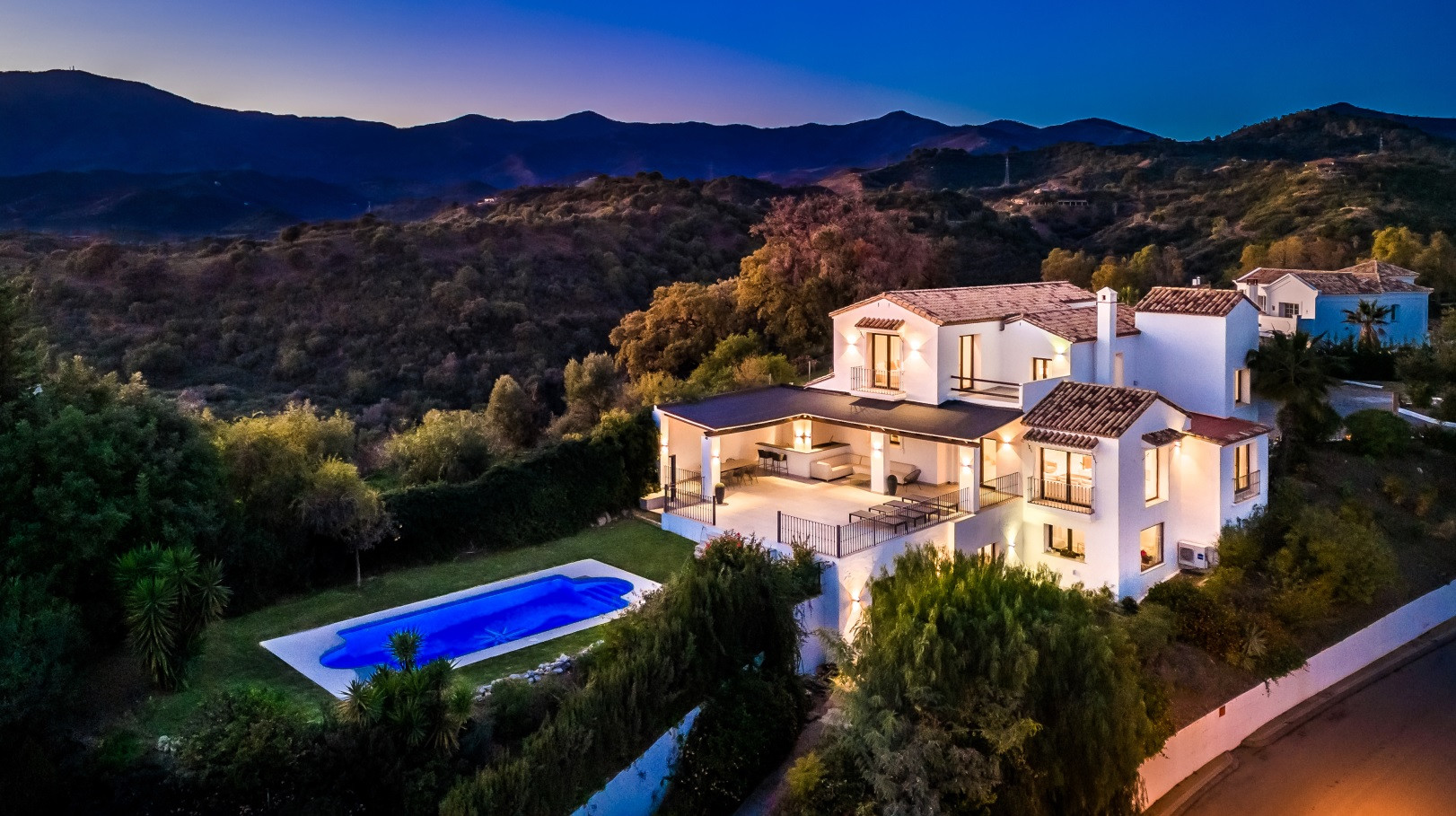 Villa de style andalou avec belle vue sur la mer et la montagne dans la région de Selwo à Estepona