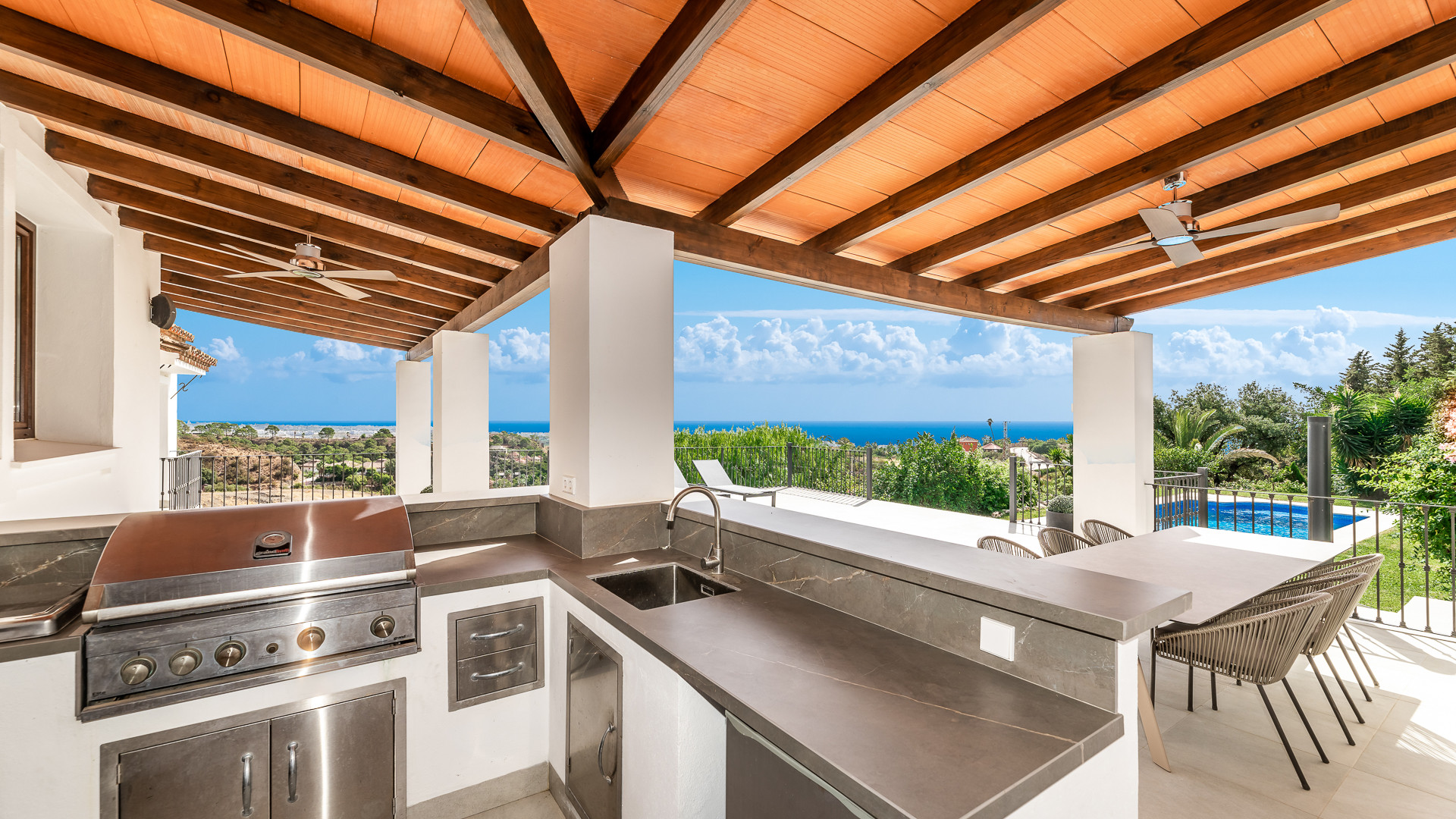 Villa de style andalou avec belle vue sur la mer et la montagne dans la région de Selwo à Estepona