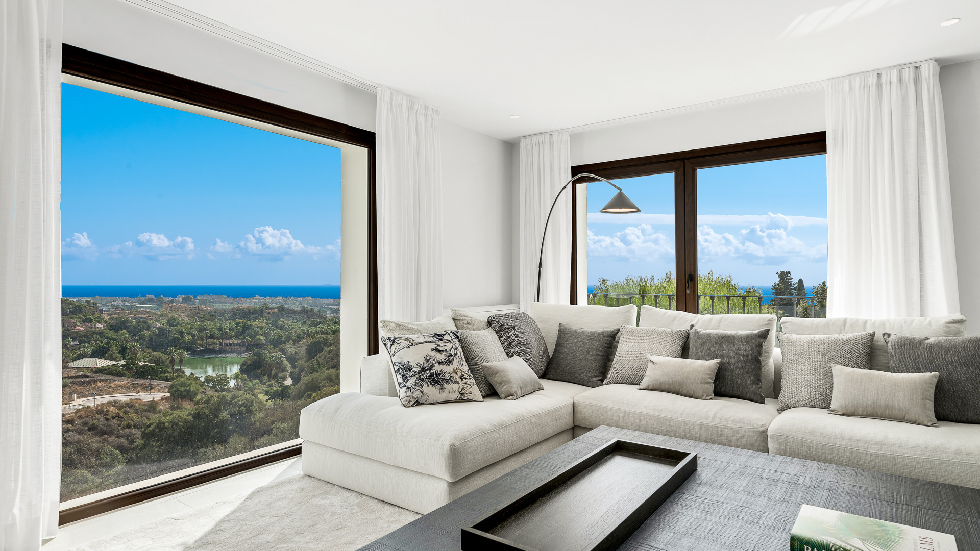 Villa de style andalou avec belle vue sur la mer et la montagne dans la région de Selwo à Estepona
