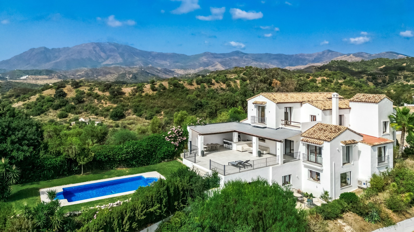 Villa de style andalou avec belle vue sur la mer et la montagne dans la région de Selwo à Estepona
