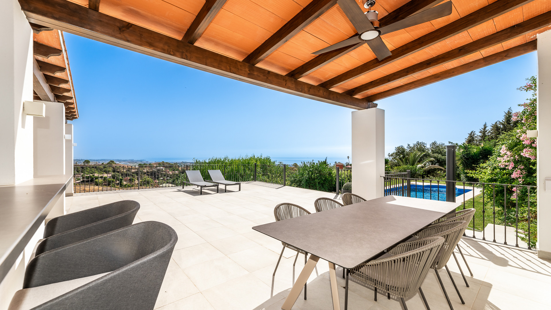 Villa de style andalou avec belle vue sur la mer et la montagne dans la région de Selwo à Estepona