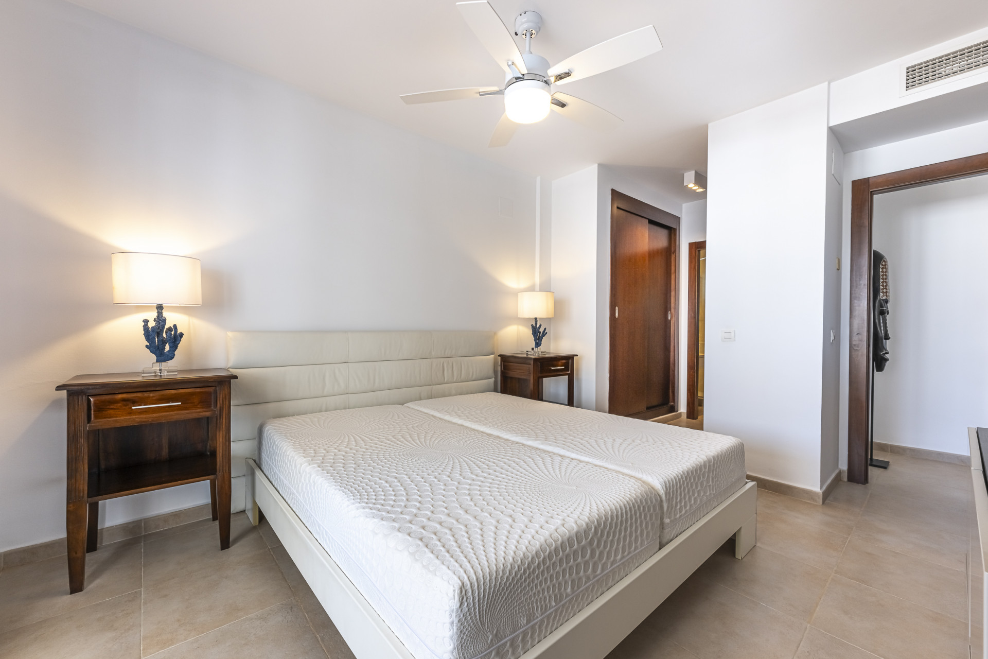 Triplex orientado al sur ubicado en una comunidad cerrada en Altos de Los Monteros en Marbella Este