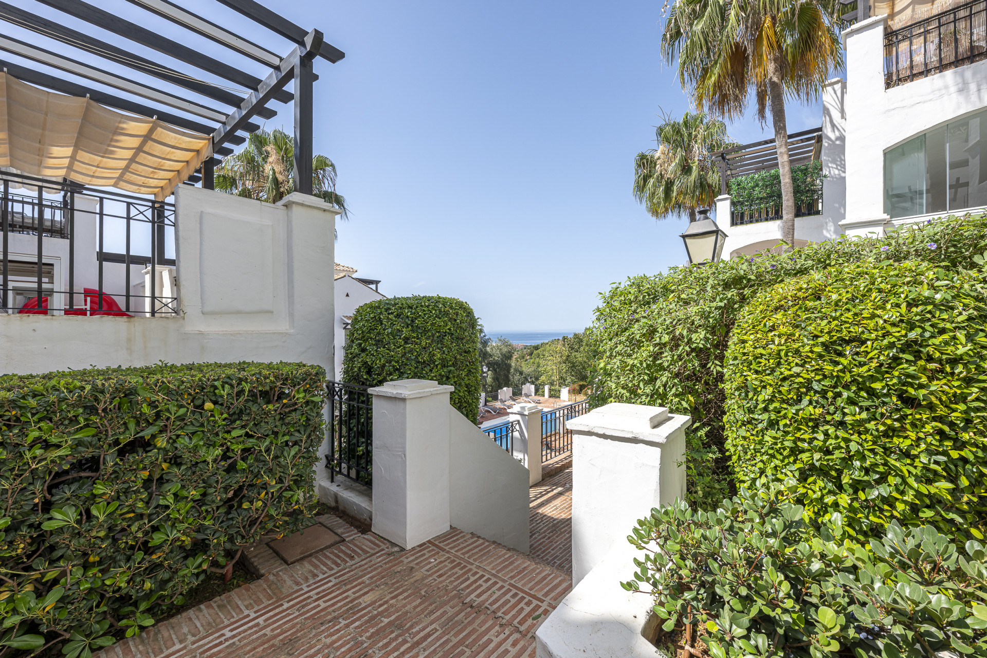 Triplex orientado al sur ubicado en una comunidad cerrada en Altos de Los Monteros en Marbella Este