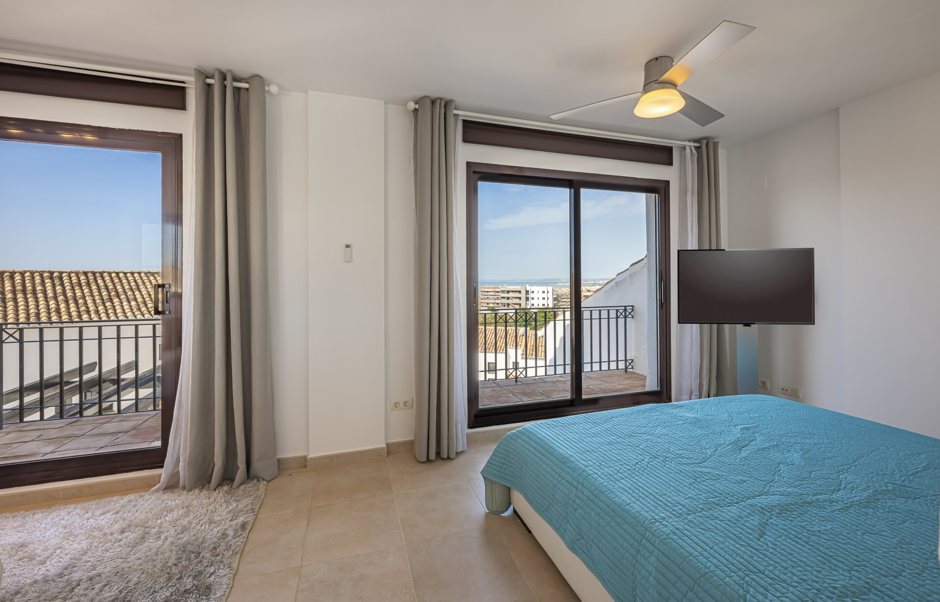 Triplex orientado al sur ubicado en una comunidad cerrada en Altos de Los Monteros en Marbella Este