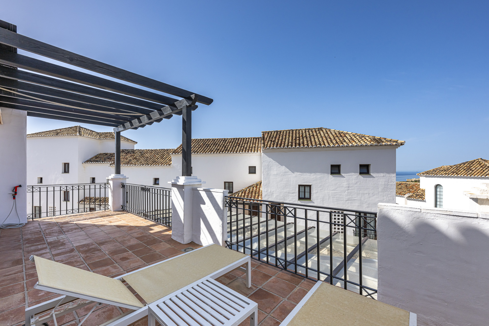 Triplex orientado al sur ubicado en una comunidad cerrada en Altos de Los Monteros en Marbella Este