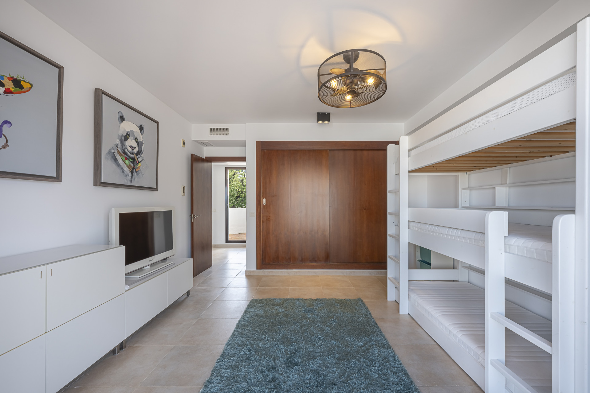Triplex orientado al sur ubicado en una comunidad cerrada en Altos de Los Monteros en Marbella Este