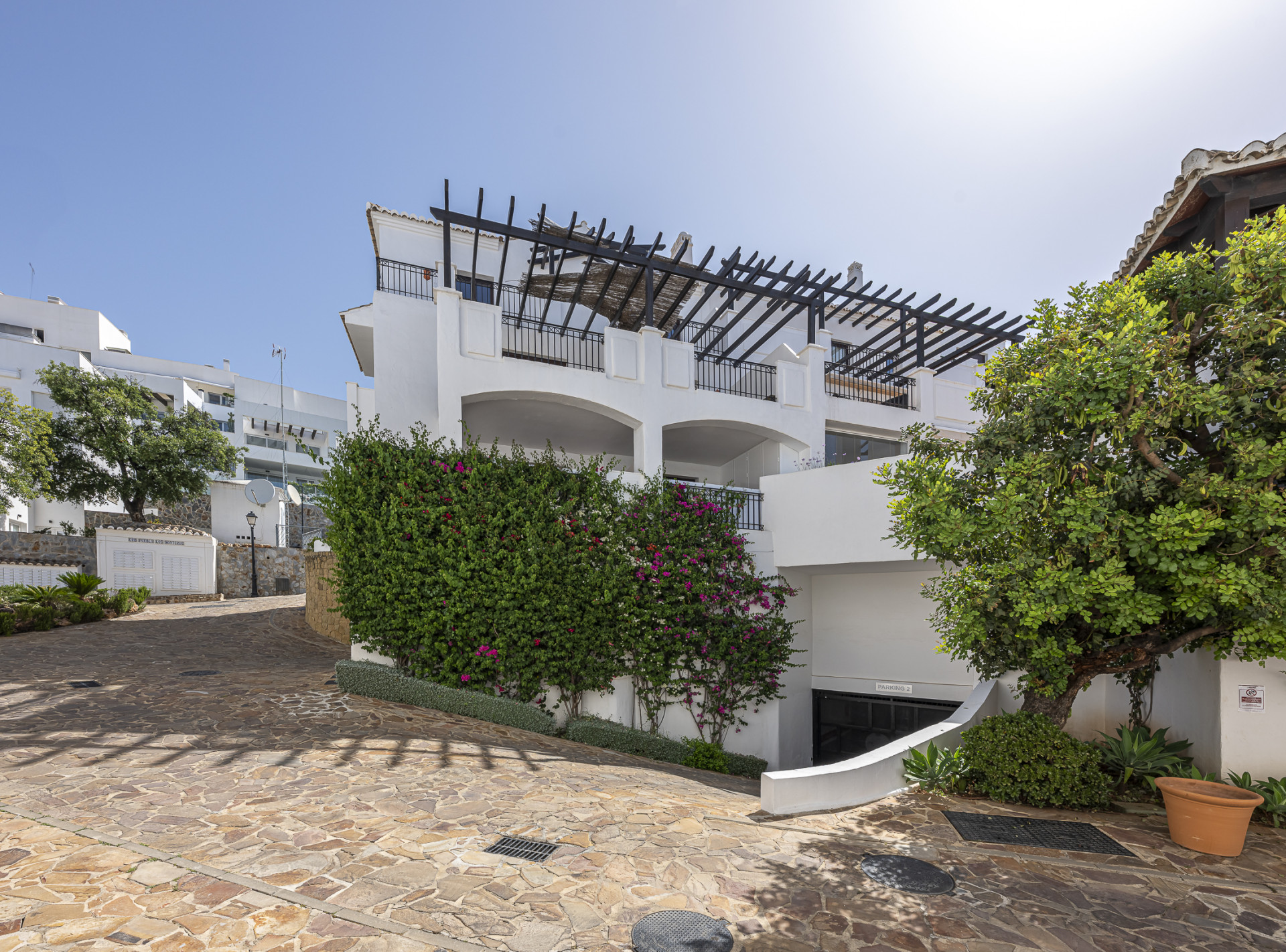 Triplex orientado al sur ubicado en una comunidad cerrada en Altos de Los Monteros en Marbella Este
