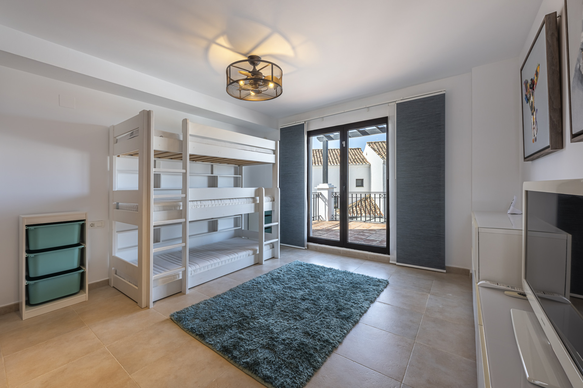 Triplex orientado al sur ubicado en una comunidad cerrada en Altos de Los Monteros en Marbella Este