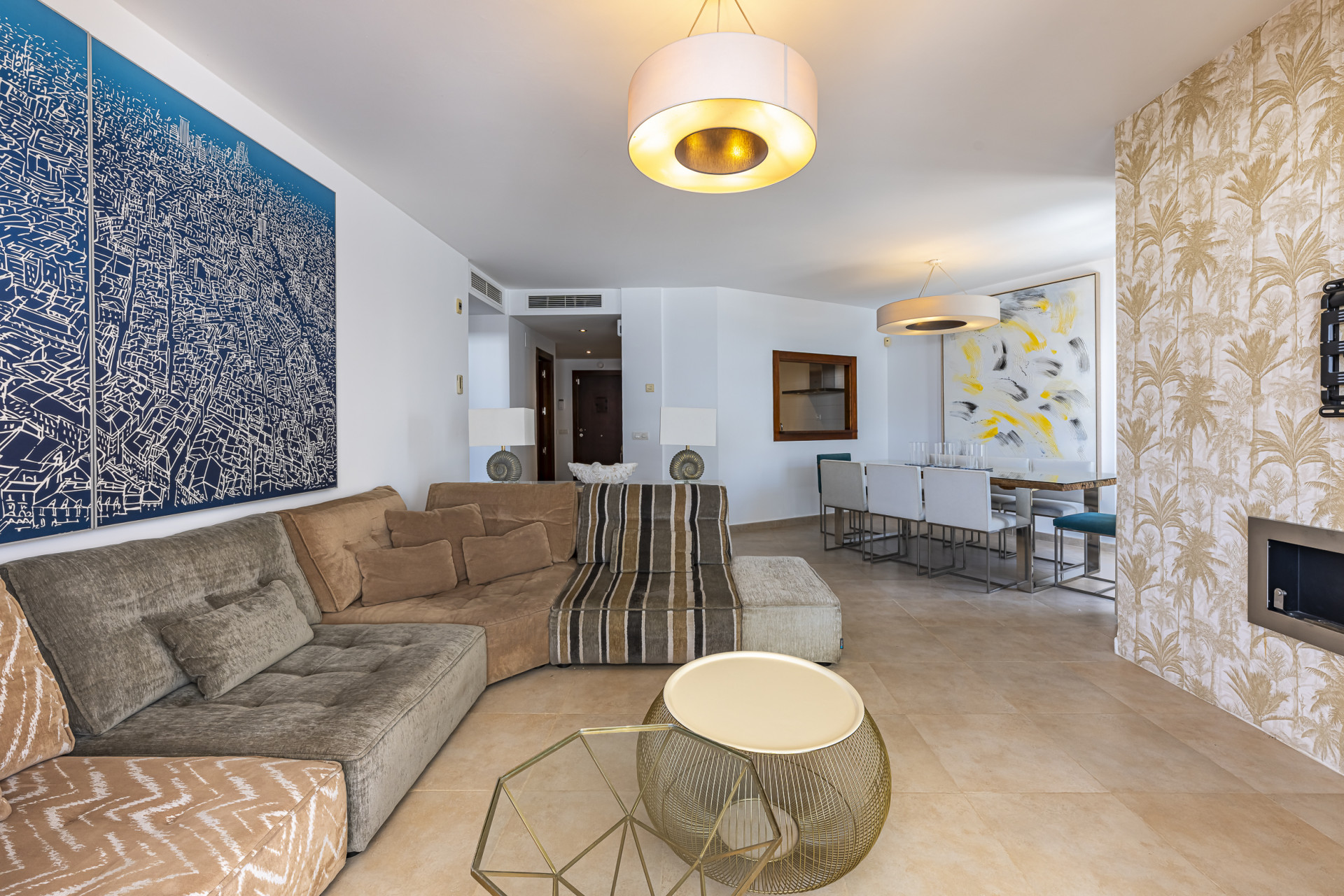 Triplex orientado al sur ubicado en una comunidad cerrada en Altos de Los Monteros en Marbella Este