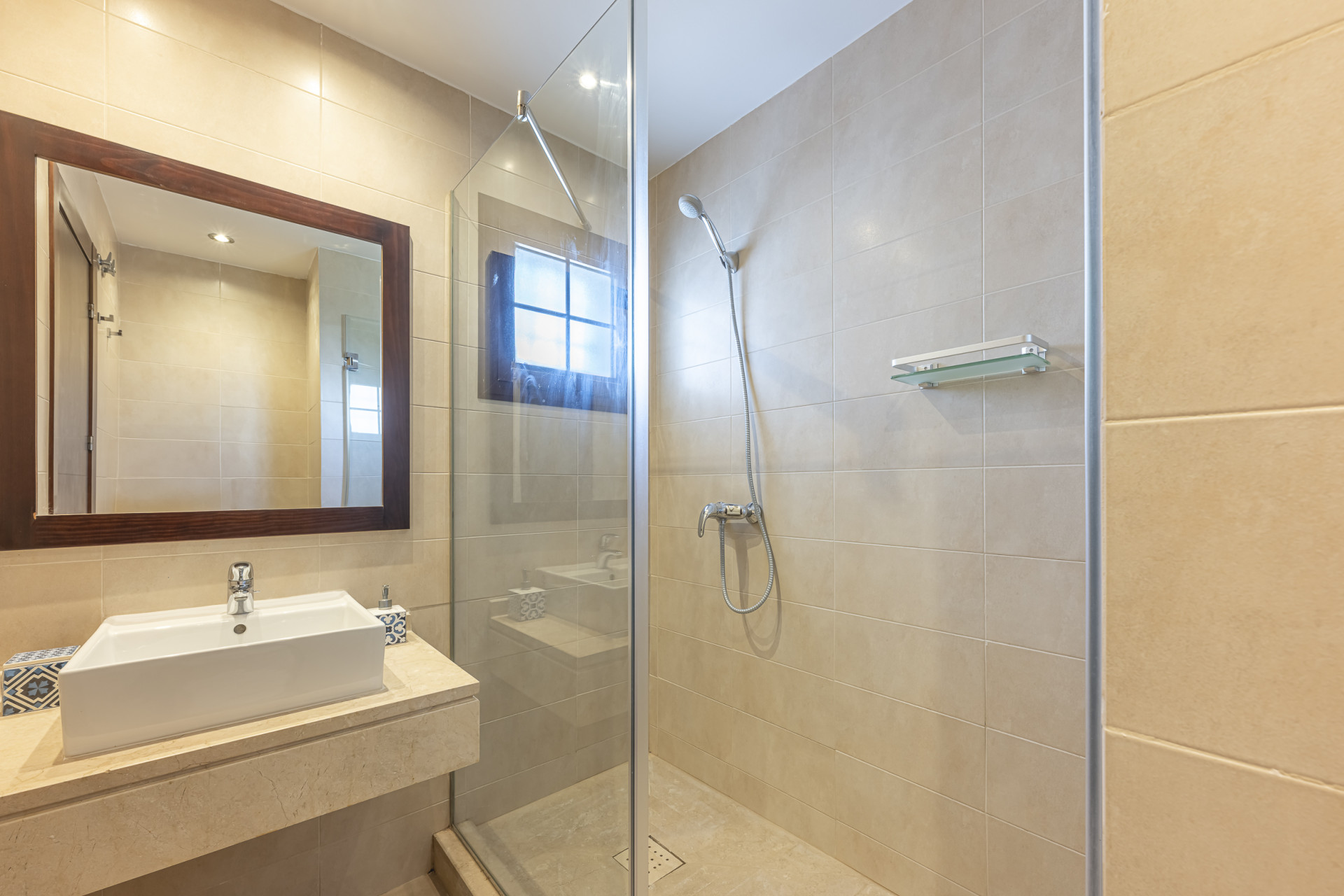 Triplex orientado al sur ubicado en una comunidad cerrada en Altos de Los Monteros en Marbella Este