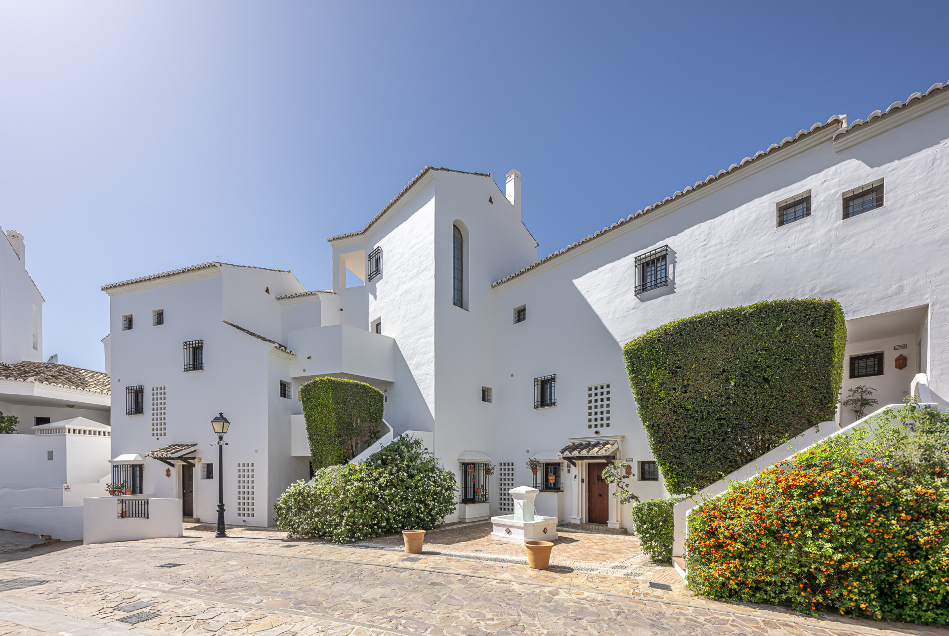 Triplex orientado al sur ubicado en una comunidad cerrada en Altos de Los Monteros en Marbella Este