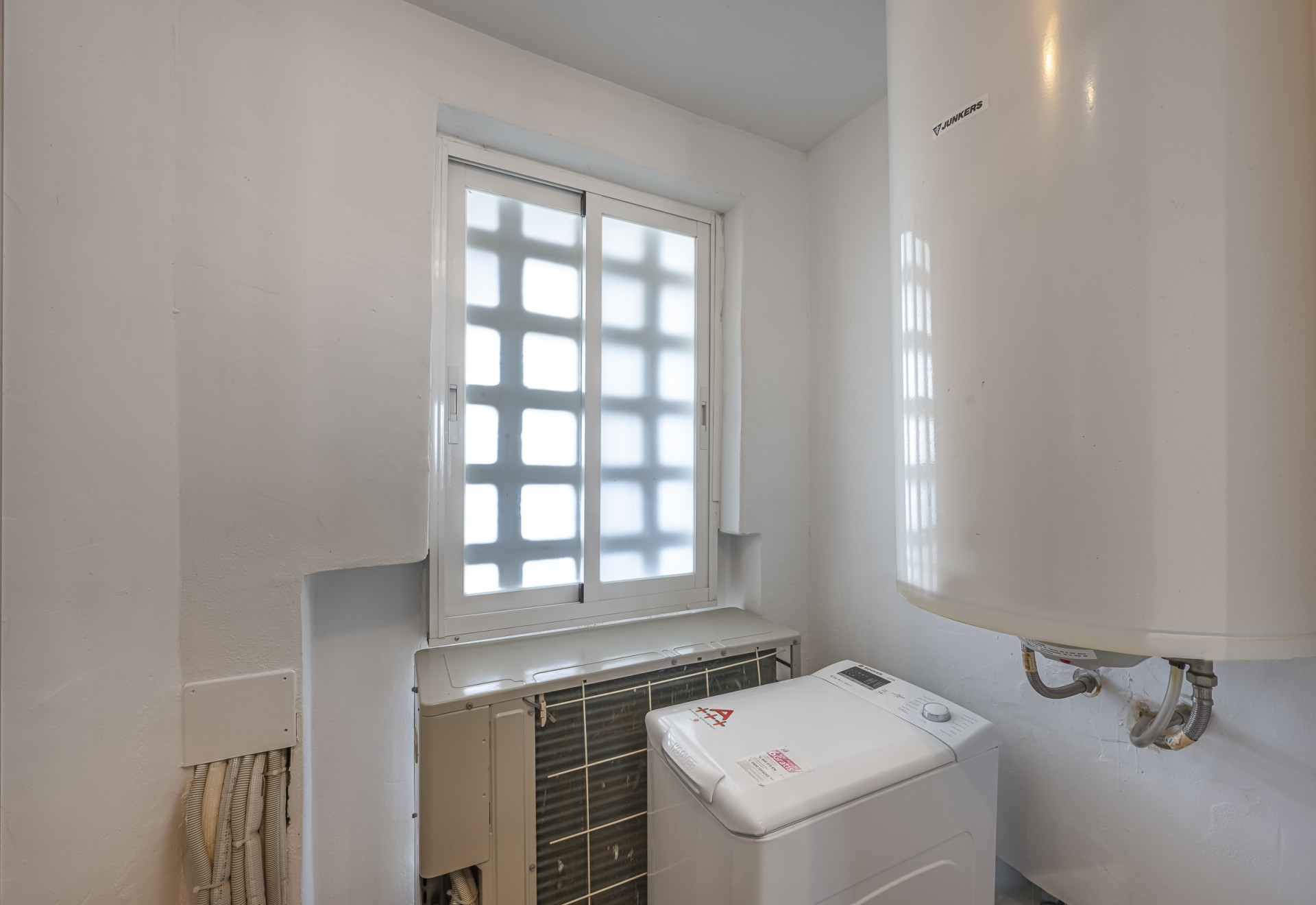 Triplex orientado al sur ubicado en una comunidad cerrada en Altos de Los Monteros en Marbella Este