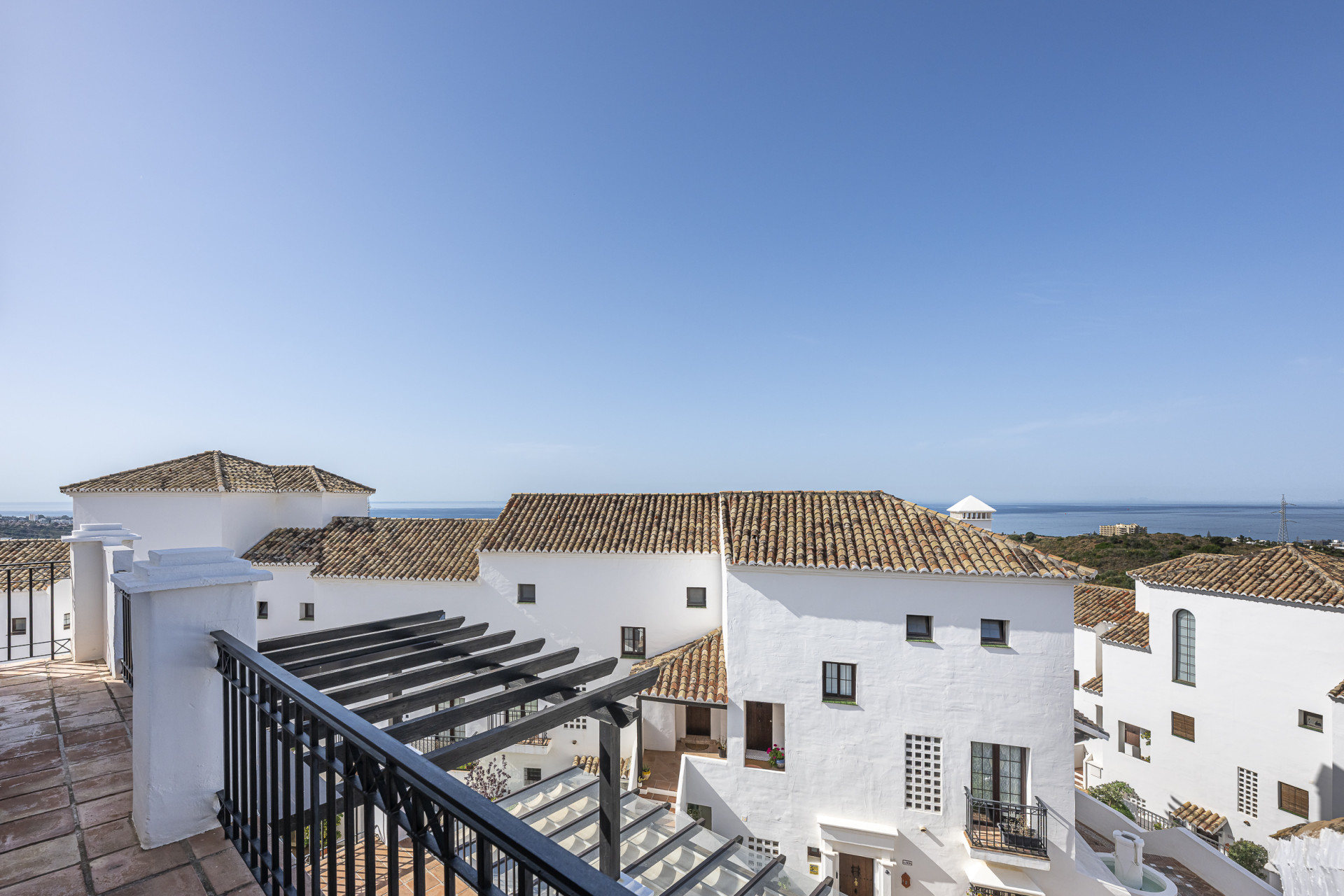 Triplex orientado al sur ubicado en una comunidad cerrada en Altos de Los Monteros en Marbella Este