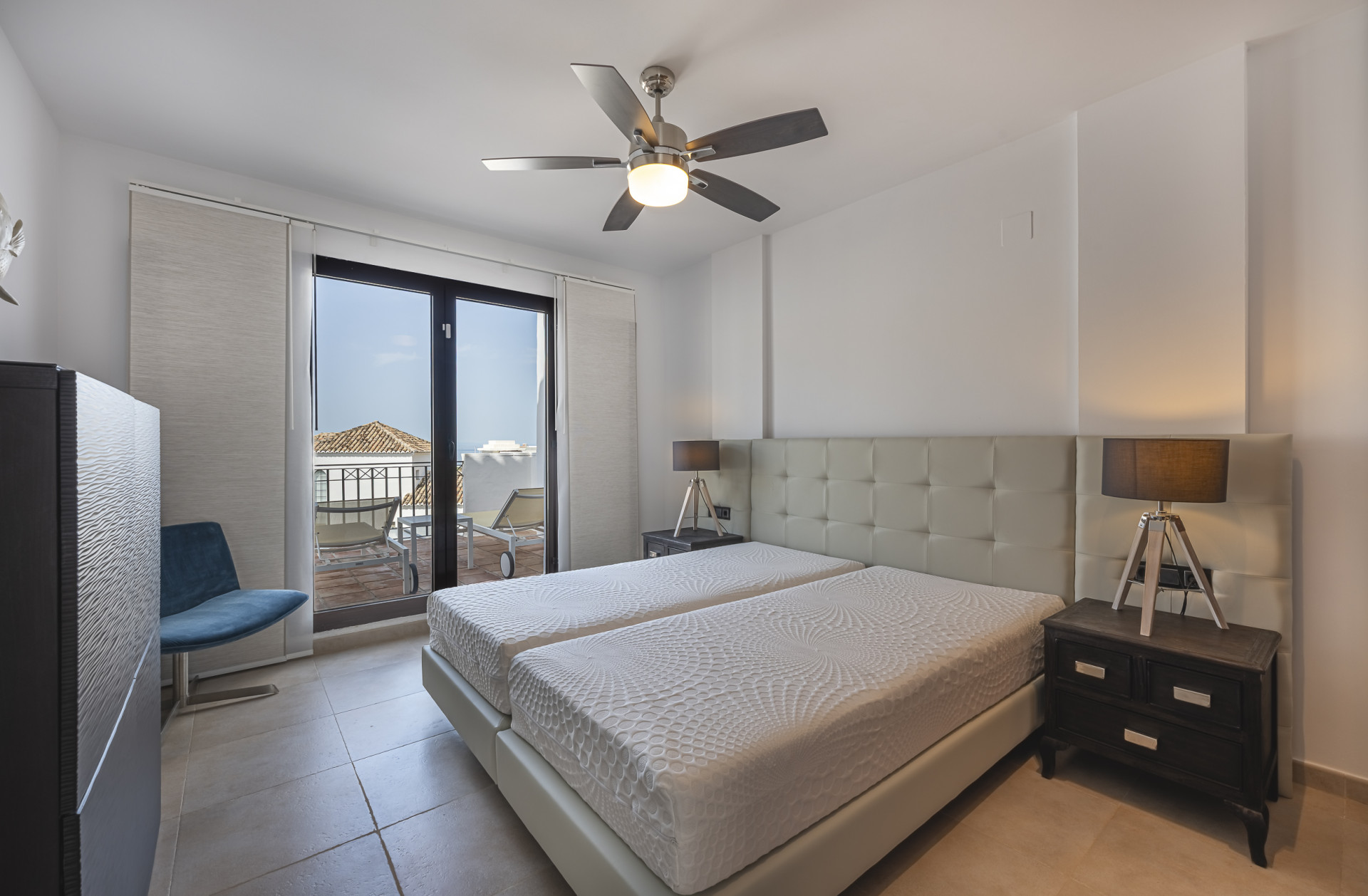 Triplex orientado al sur ubicado en una comunidad cerrada en Altos de Los Monteros en Marbella Este