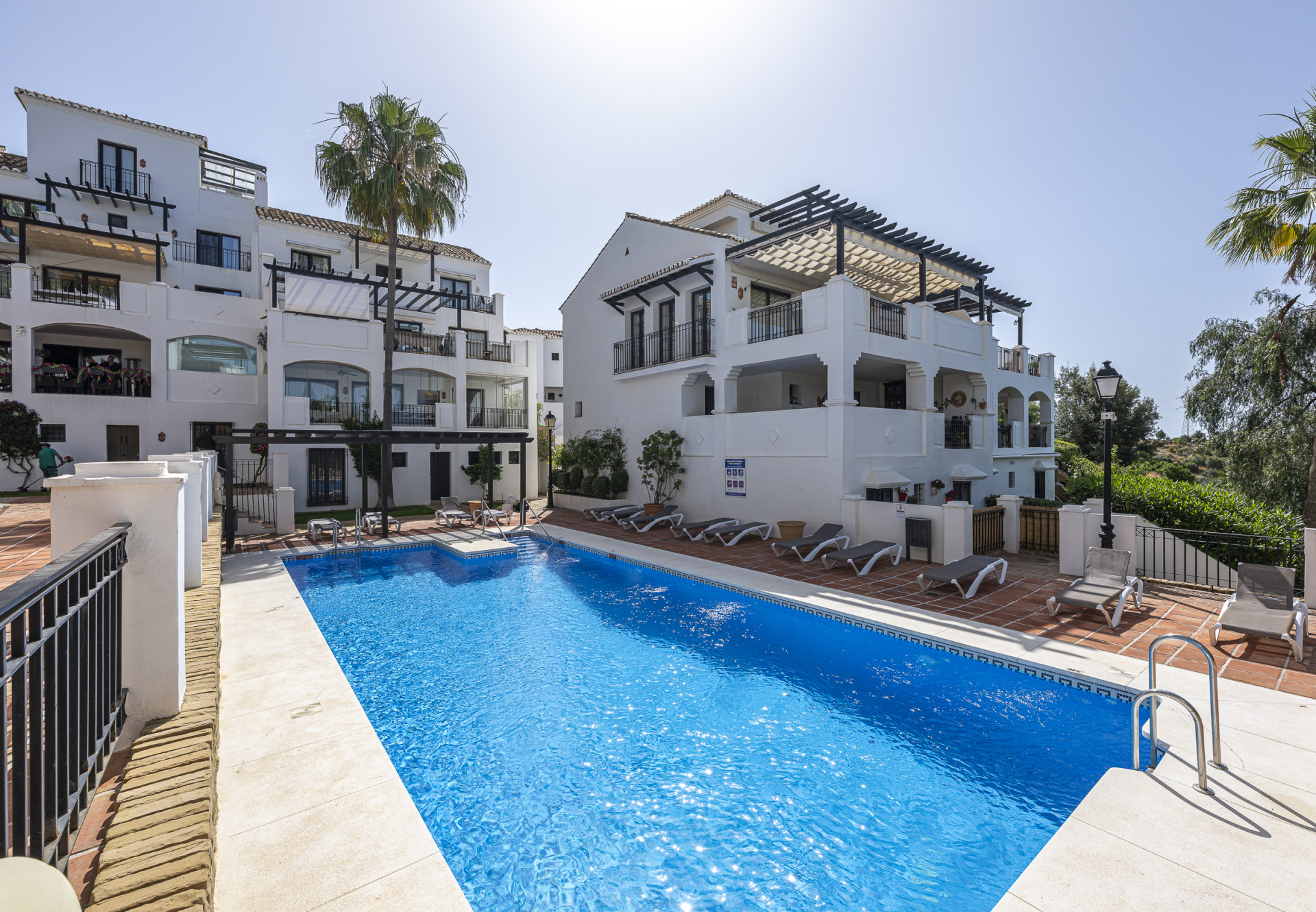 Triplex orientado al sur ubicado en una comunidad cerrada en Altos de Los Monteros en Marbella Este