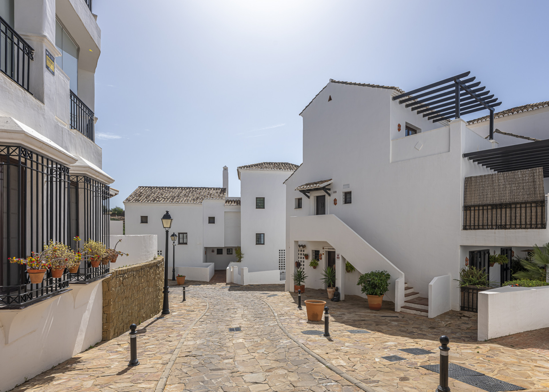 Triplex orientado al sur ubicado en una comunidad cerrada en Altos de Los Monteros en Marbella Este