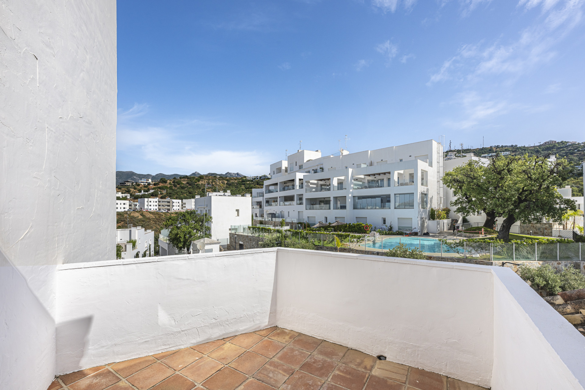 Triplex orientado al sur ubicado en una comunidad cerrada en Altos de Los Monteros en Marbella Este