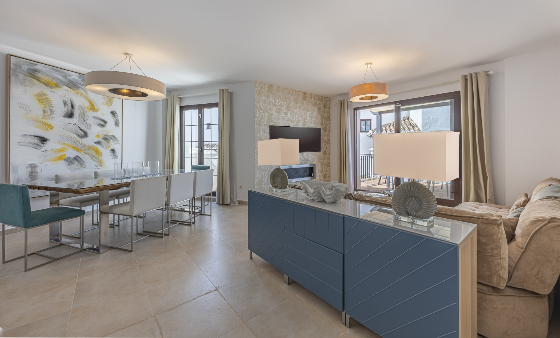 Triplex orientado al sur ubicado en una comunidad cerrada en Altos de Los Monteros en Marbella Este