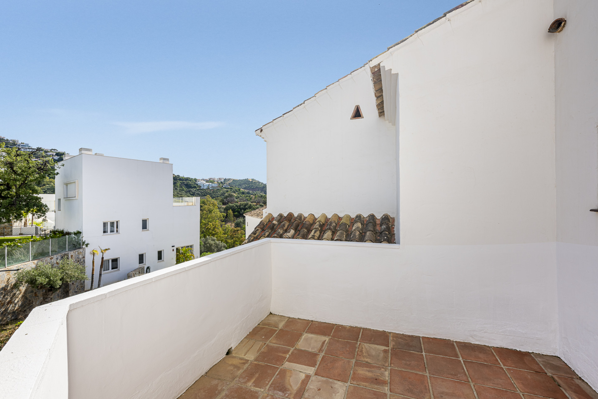 Triplex orientado al sur ubicado en una comunidad cerrada en Altos de Los Monteros en Marbella Este