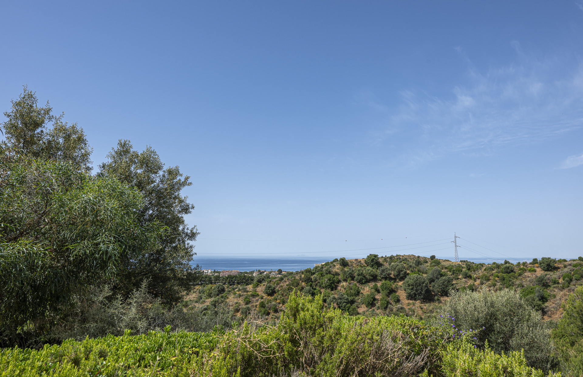 Triplex orientado al sur ubicado en una comunidad cerrada en Altos de Los Monteros en Marbella Este