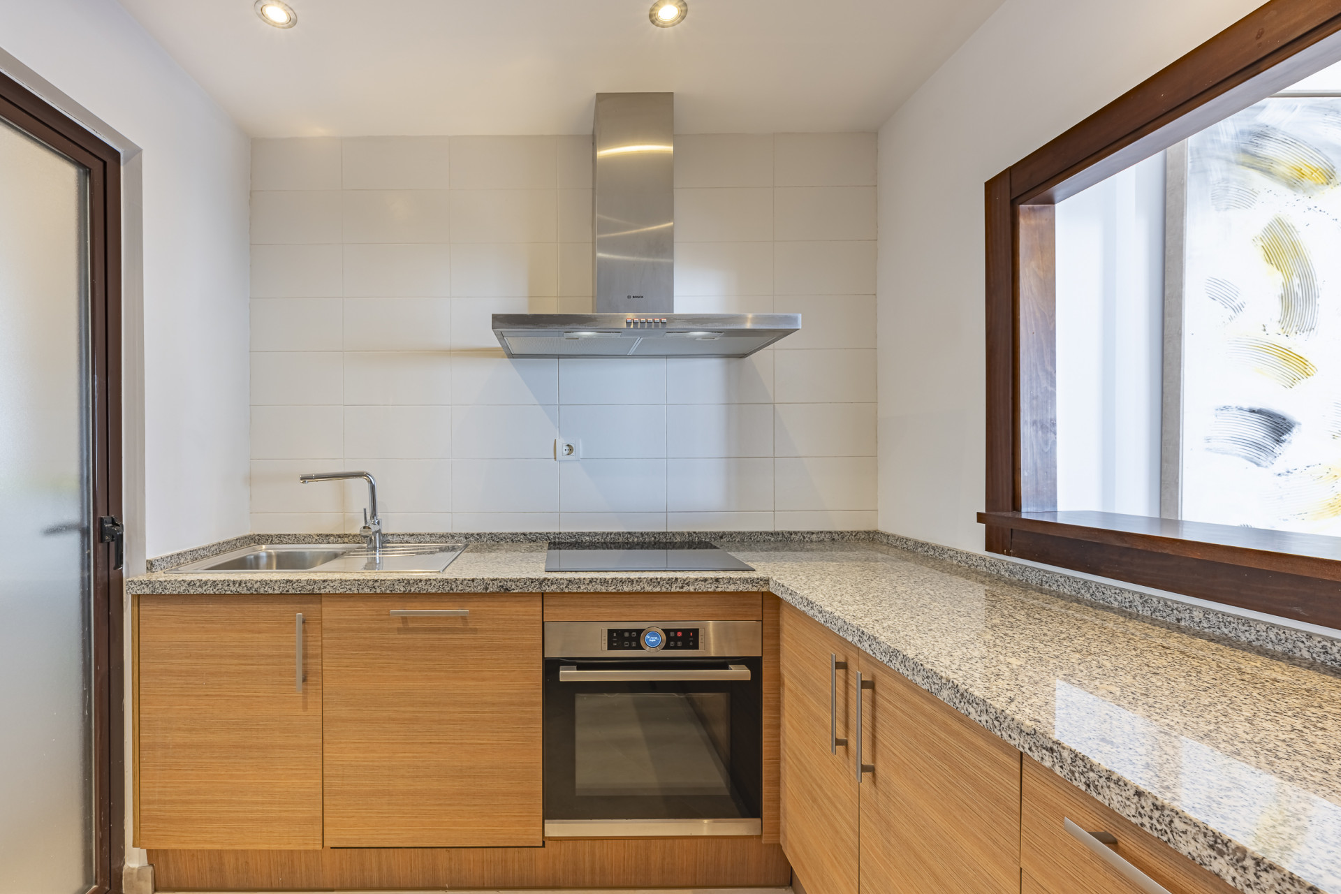 Triplex orientado al sur ubicado en una comunidad cerrada en Altos de Los Monteros en Marbella Este