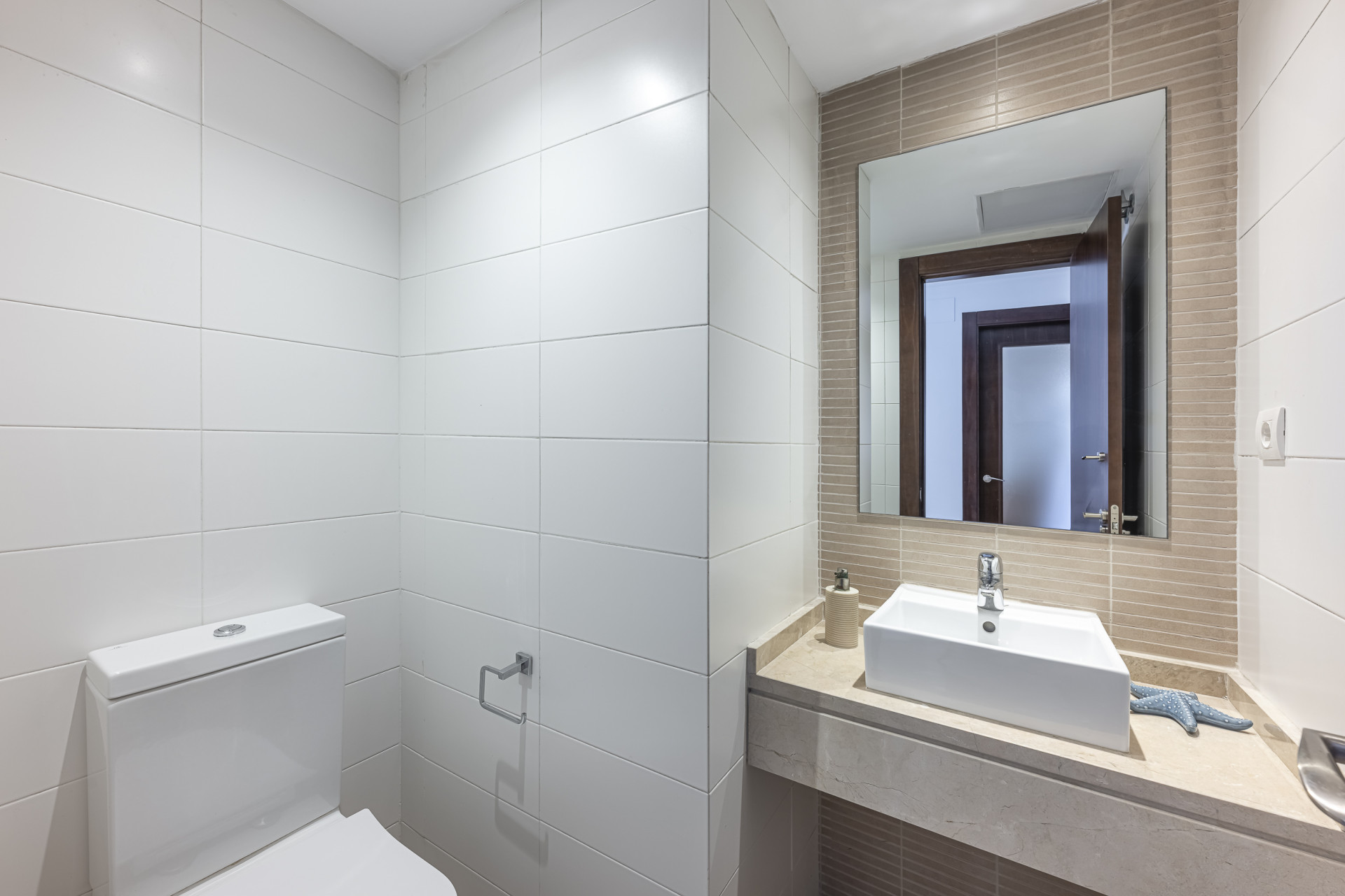 Triplex orientado al sur ubicado en una comunidad cerrada en Altos de Los Monteros en Marbella Este