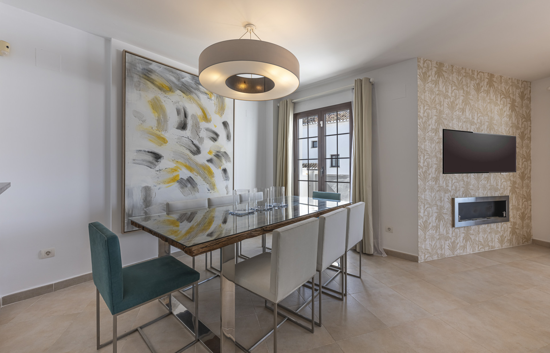 Triplex orientado al sur ubicado en una comunidad cerrada en Altos de Los Monteros en Marbella Este
